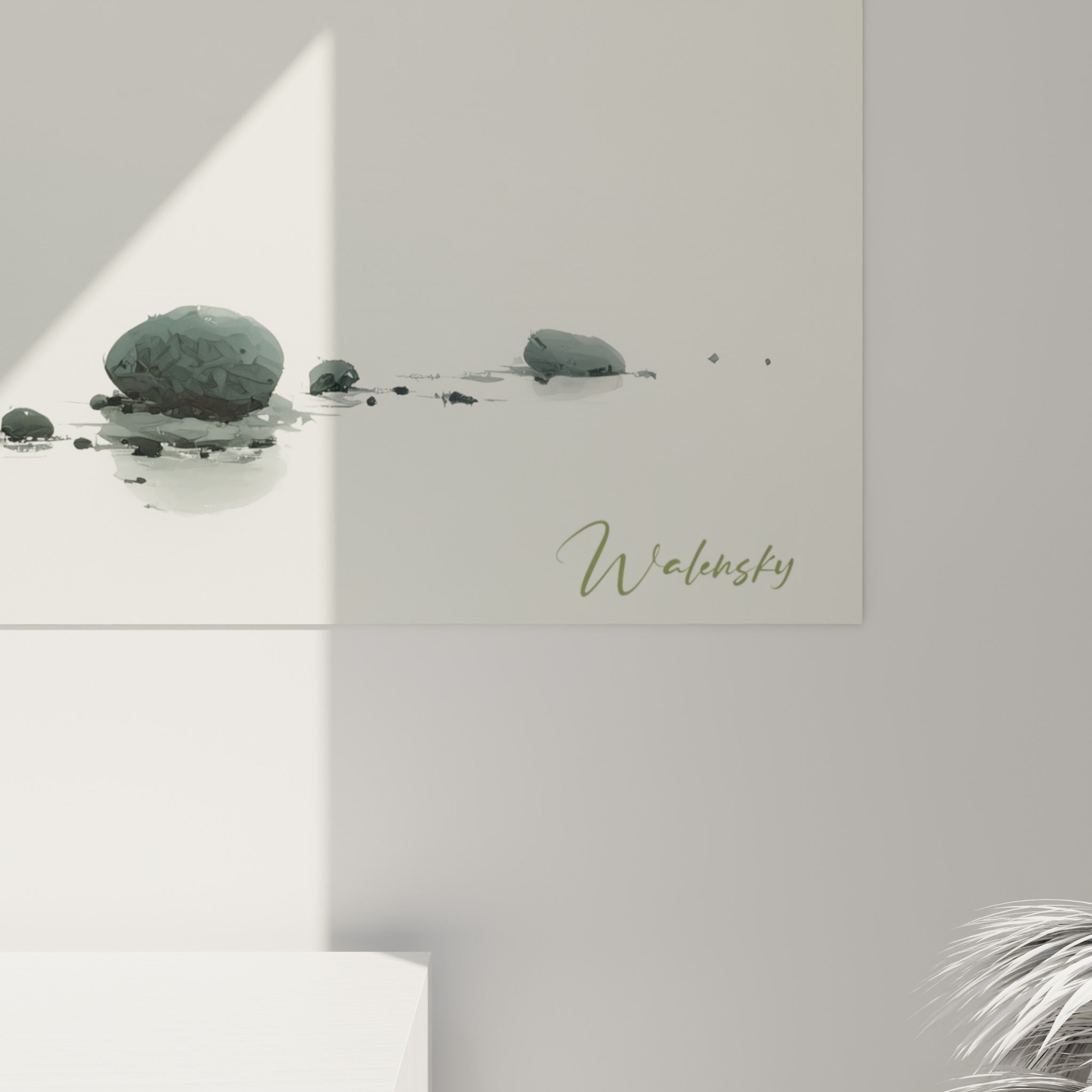 Détail des feuilles vertes et des touches aquarellées grises accrochées près d'un mur clair