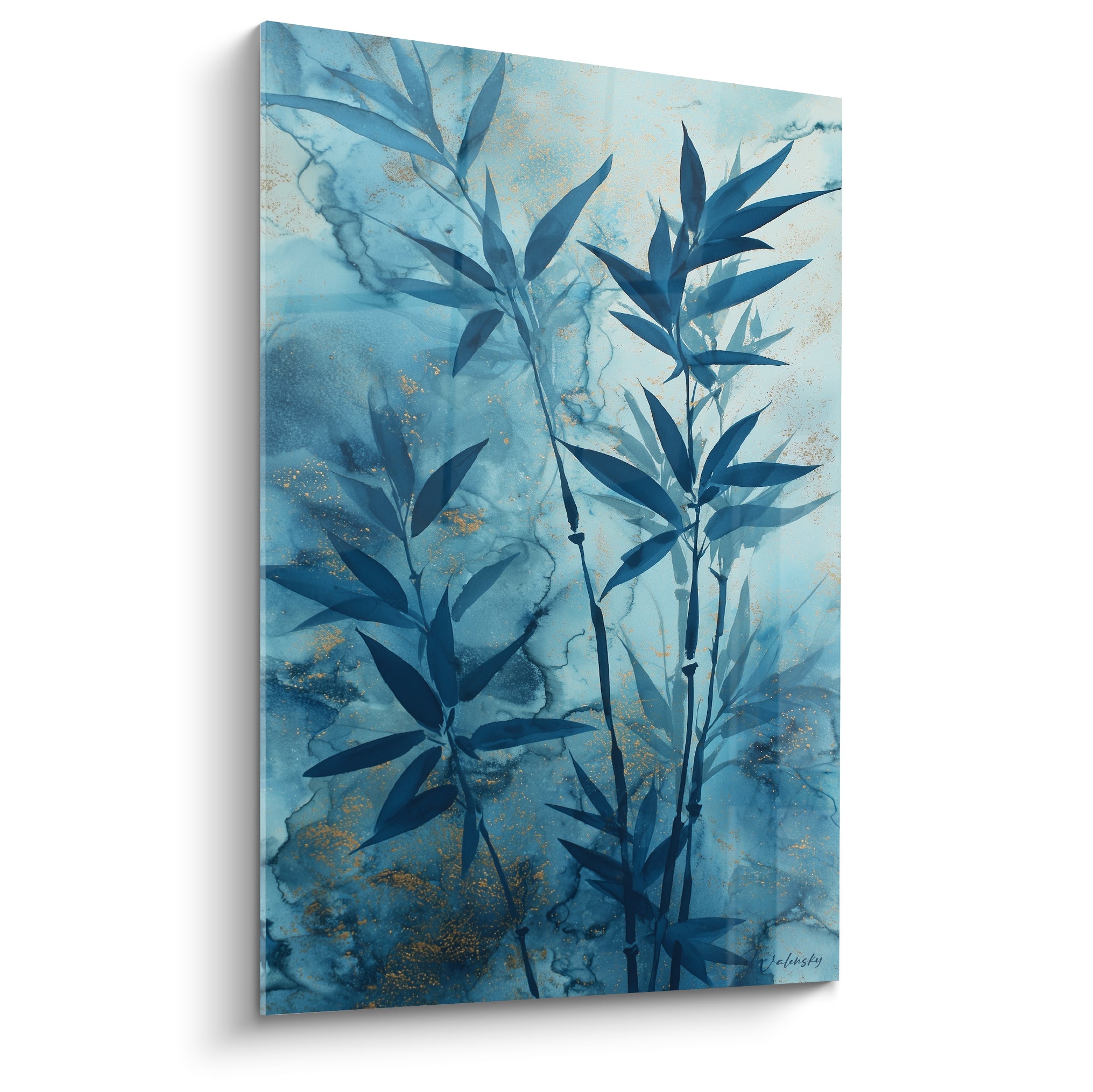 Bambou bleu marine et doré marbré, tiges élancées se détachant sur fond bleu pastel vaporeux