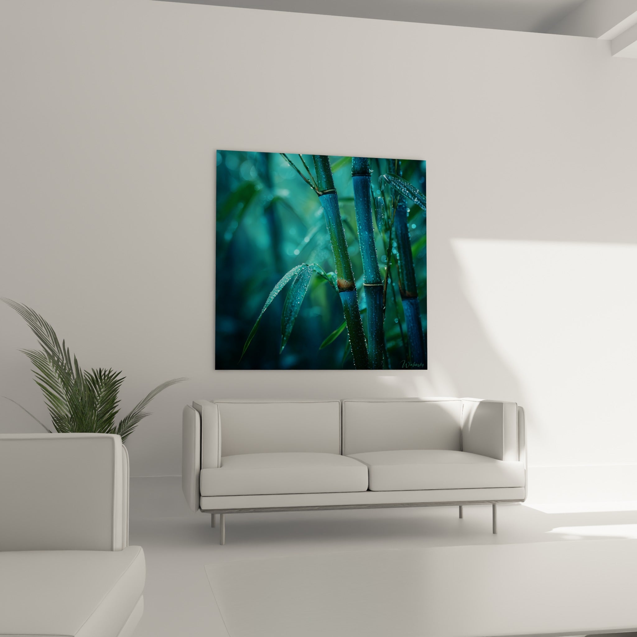 Bambou humide aux nuances bleu pétrole et vert émeraude au-dessus d'un canapé dans un salon lumineux