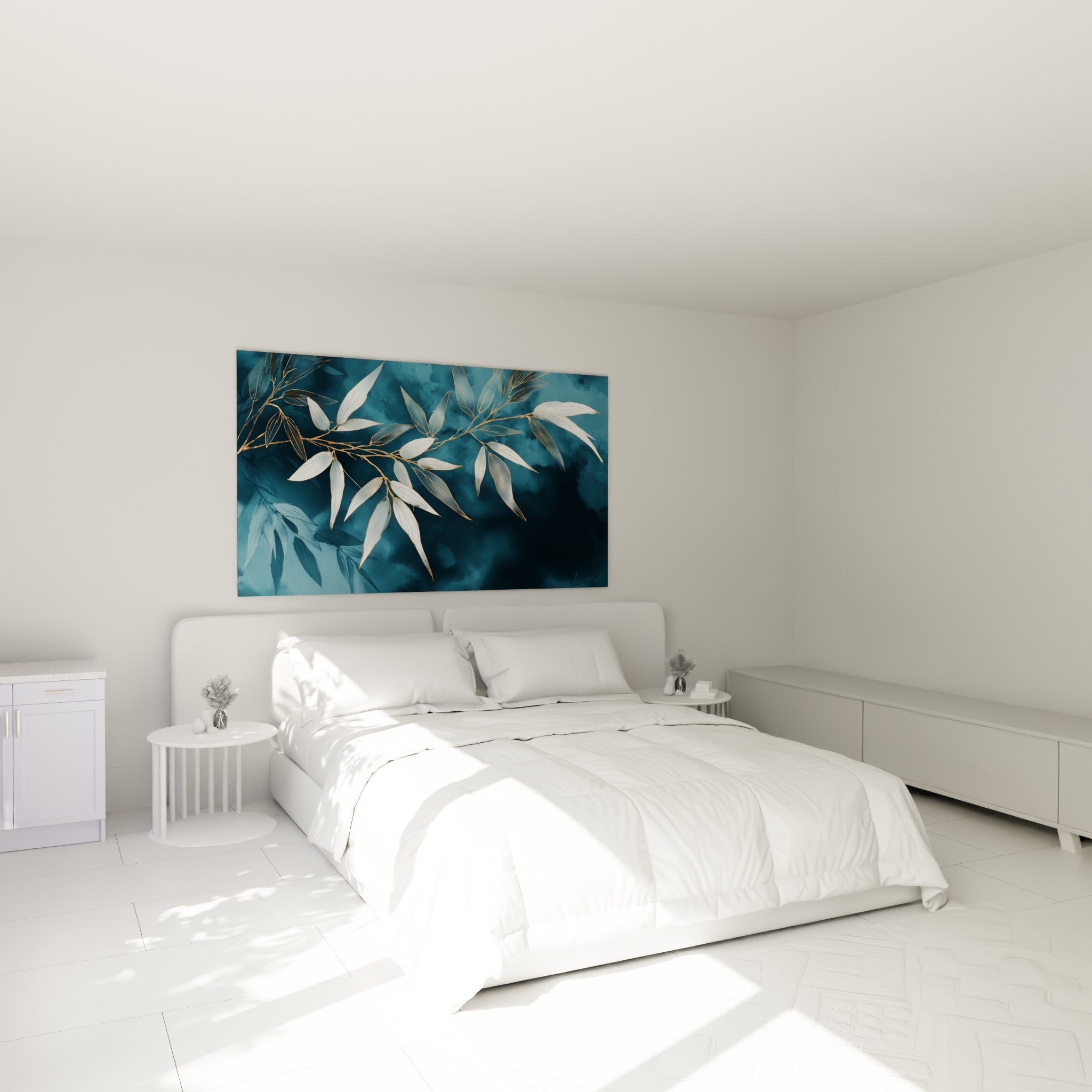 Feuillage de bambou doré et bleu pétrole accroché au-dessus d'un lit dans une chambre claire