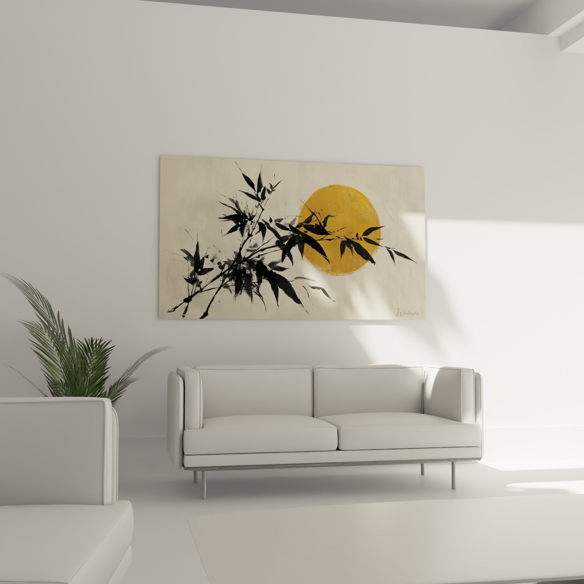 Composition de bambou à l'encre et cercle doré placée au-dessus d'un canapé dans un salon lumineux