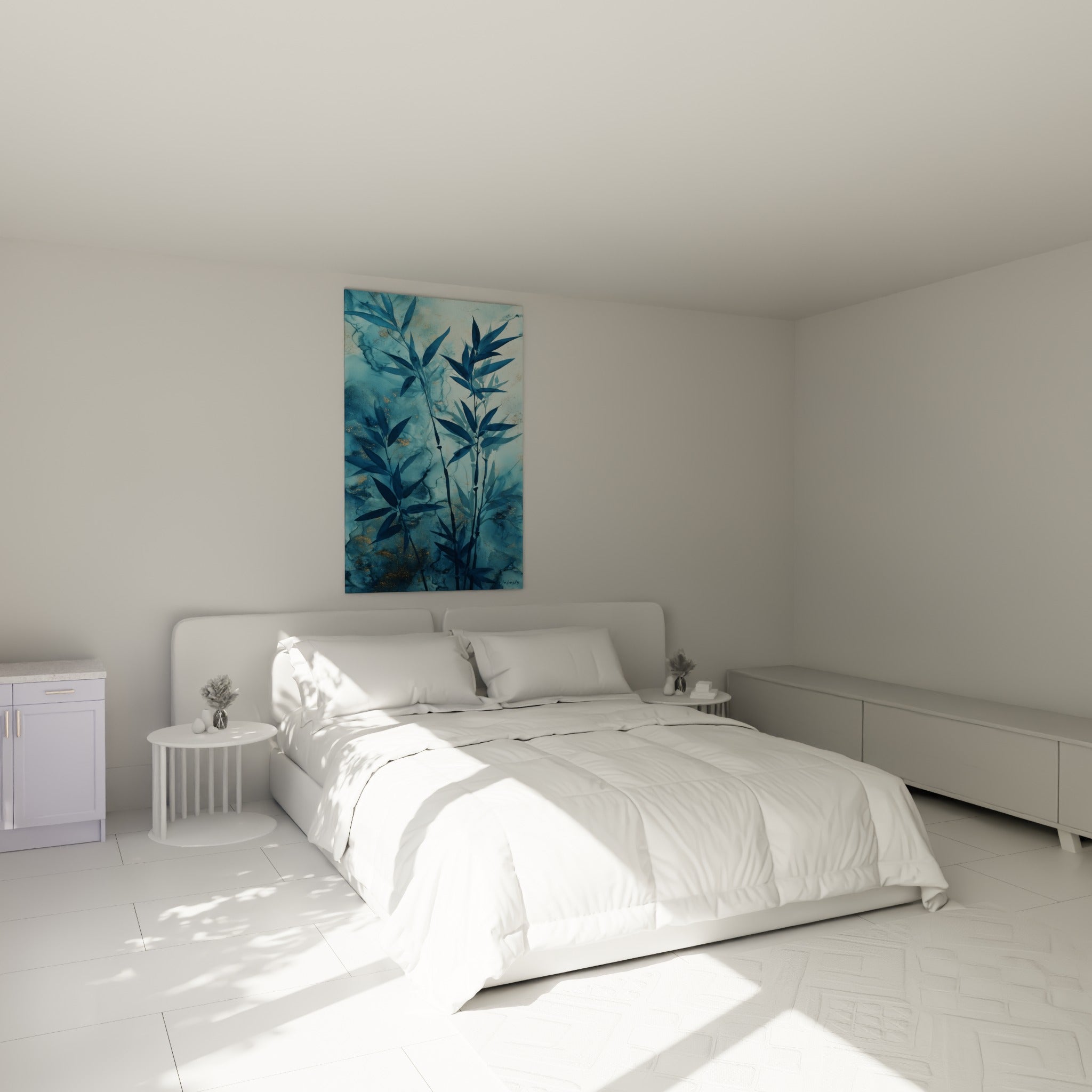 Tiges de bambou bleu pétrole et éclats dorés au-dessus d'un lit dans une chambre claire
