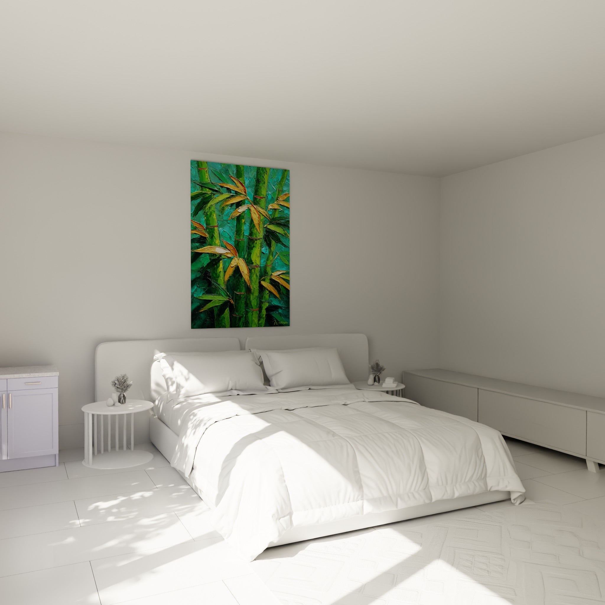 Tiges de bambou vert et feuilles dorées accrochées au-dessus d'un lit dans une chambre claire