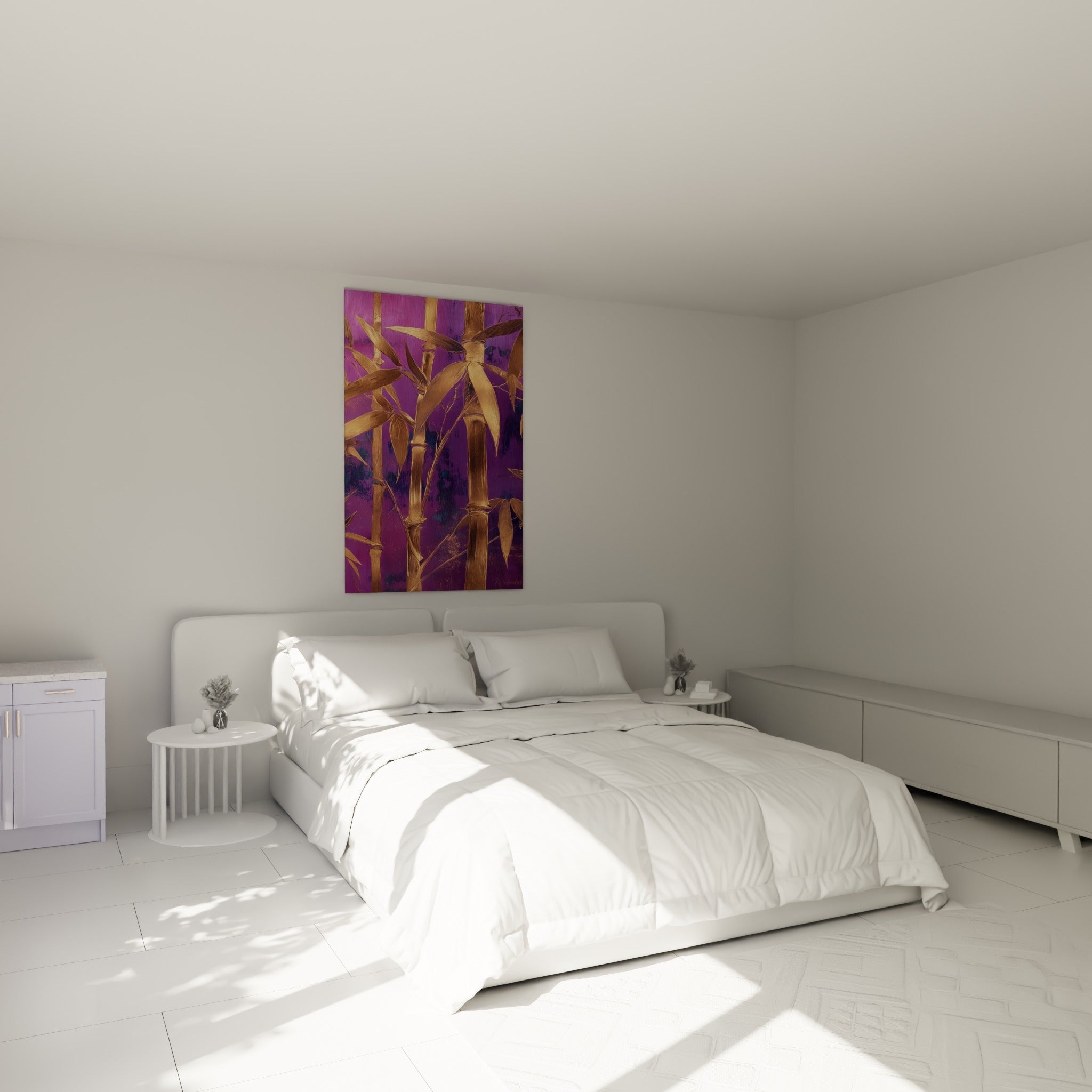 Tiges de bambou dorées et pourpre au-dessus d'un lit dans une chambre claire