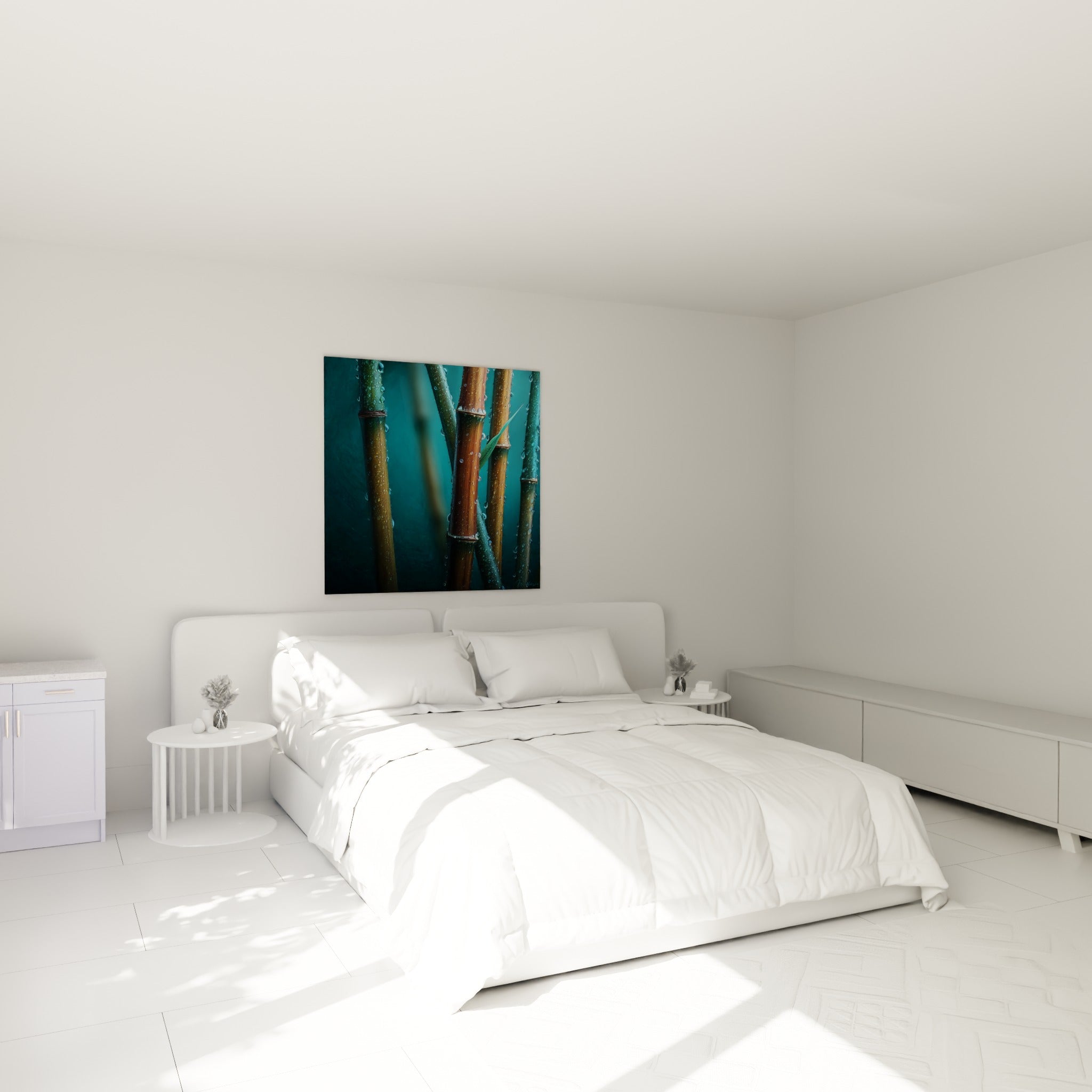 Bambou cuivré perlé de rosée sur fond bleu sarcelle, au-dessus d'un lit dans une chambre claire