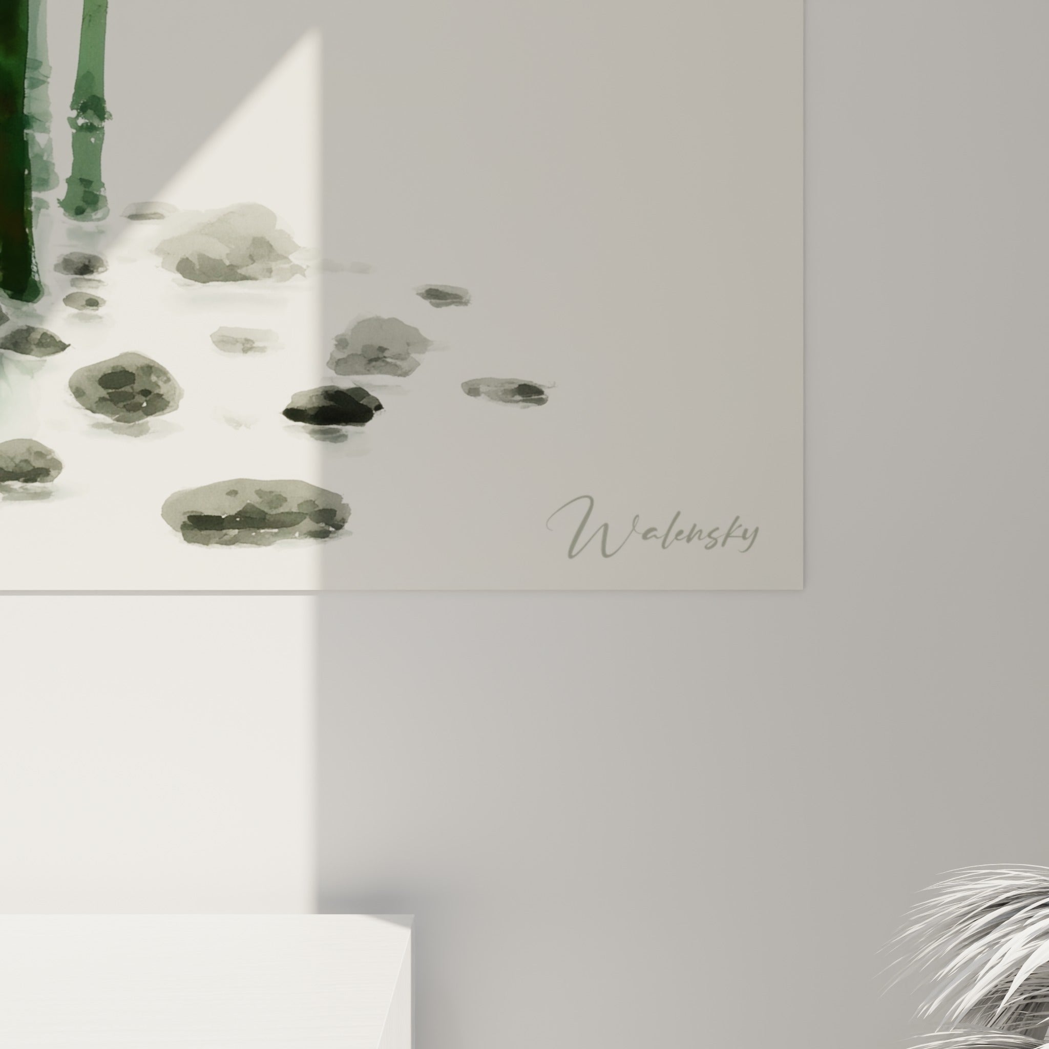 Détail des empâtements verts et des coulures d'aquarelle sur les tiges de bambou et les rochers gris