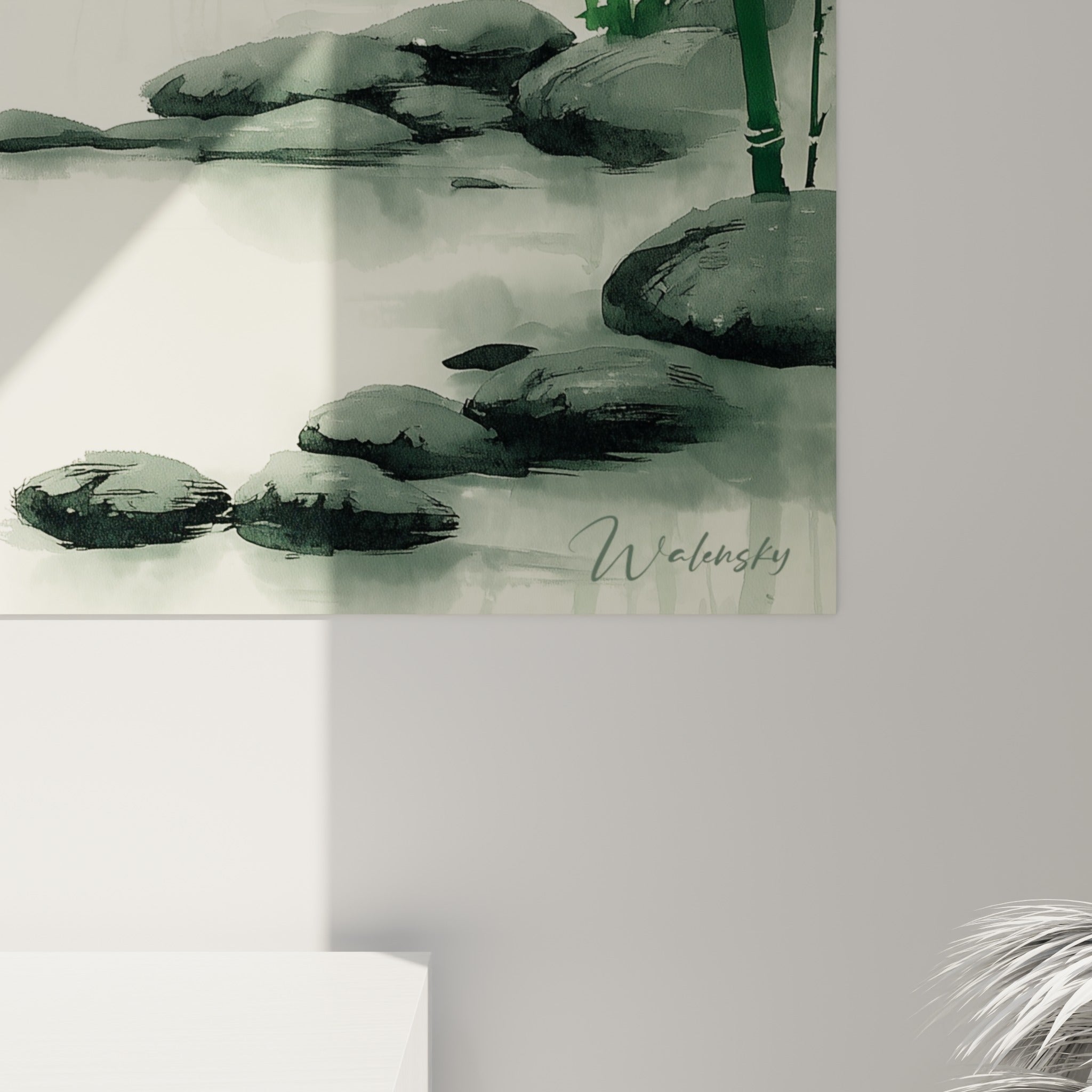 Détail des tiges de bambou vert émeraude et touches d'encre noire sur fond blanc cassé