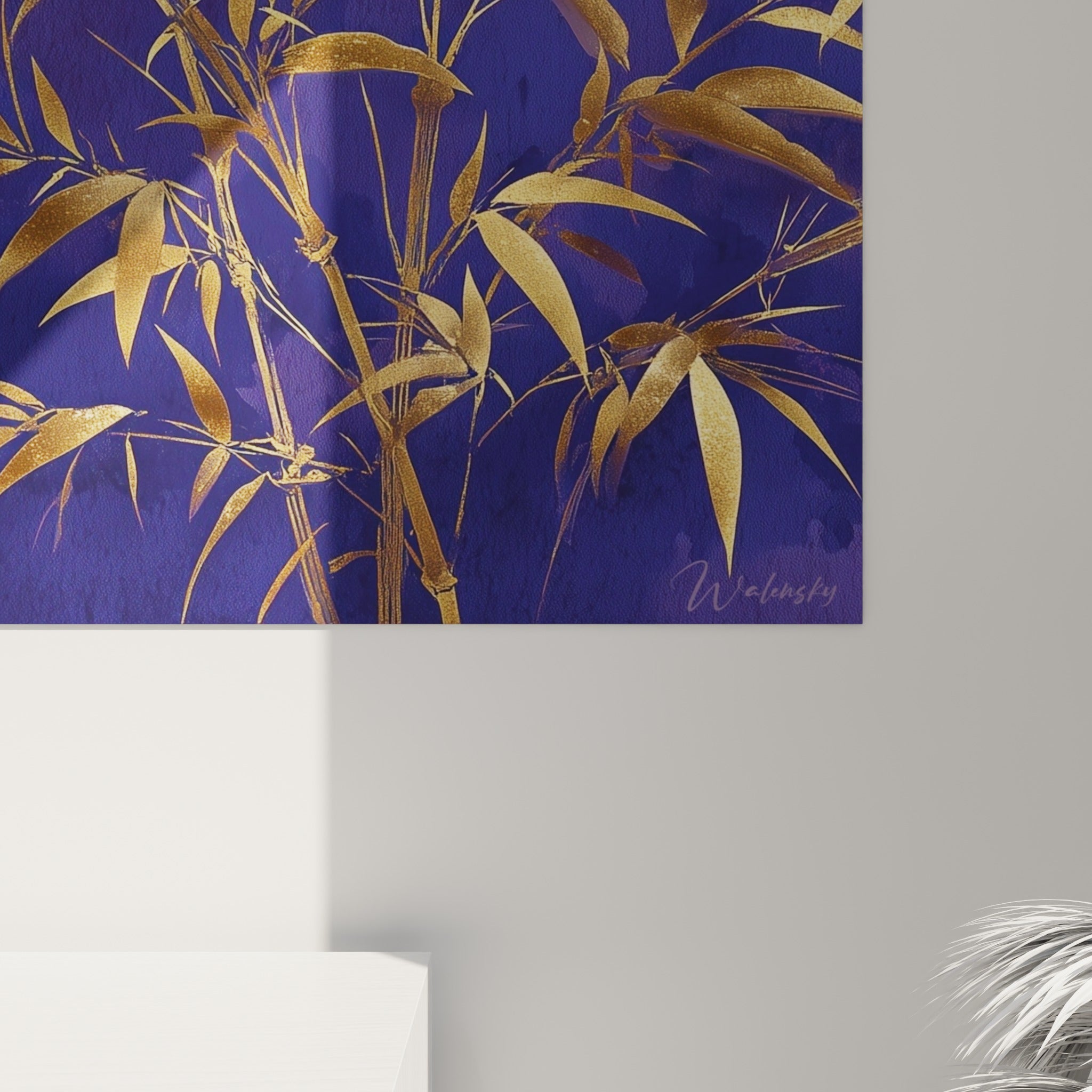 Détail des feuilles dorées scintillantes contre le fond bleu profond, matière brillante et texturée