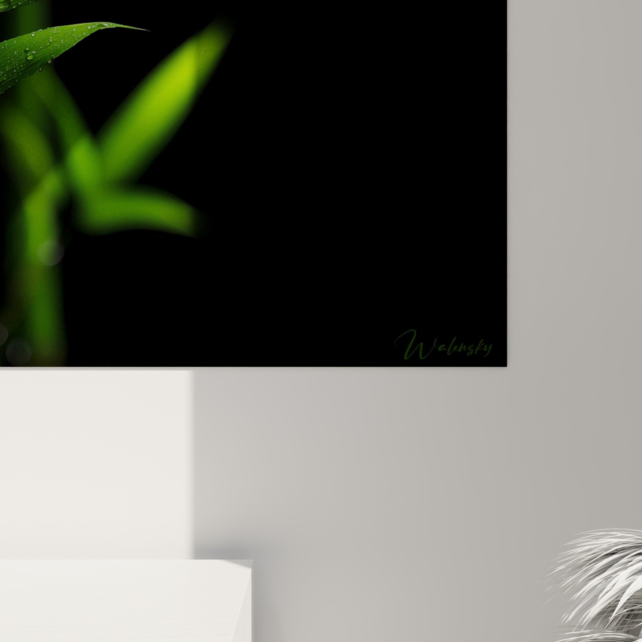 Gouttelettes translucides sur les feuilles vert émeraude du bambou, grain lisse et nœuds cuivrés visibles