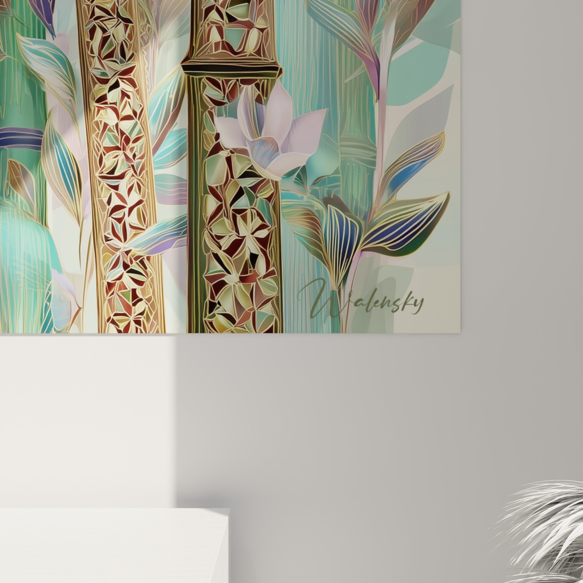Détail des motifs dorés incrustés sur les tiges de bambou turquoise et mauve