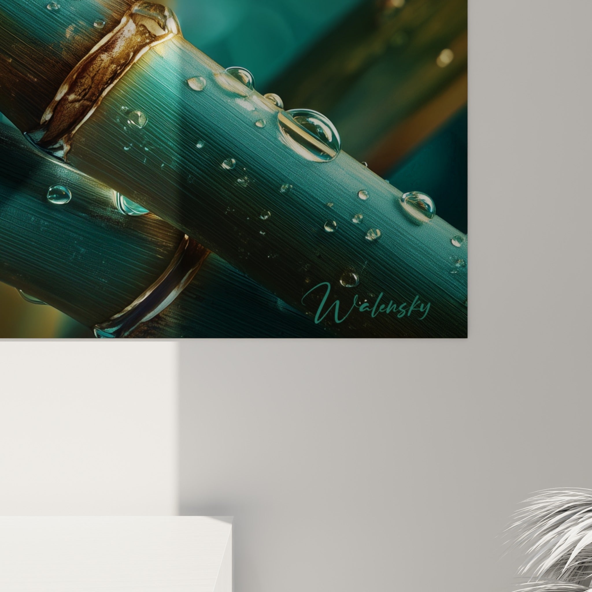 Détail des nœuds dorés du bambou et des gouttes d'eau translucides sur fond turquoise texturé