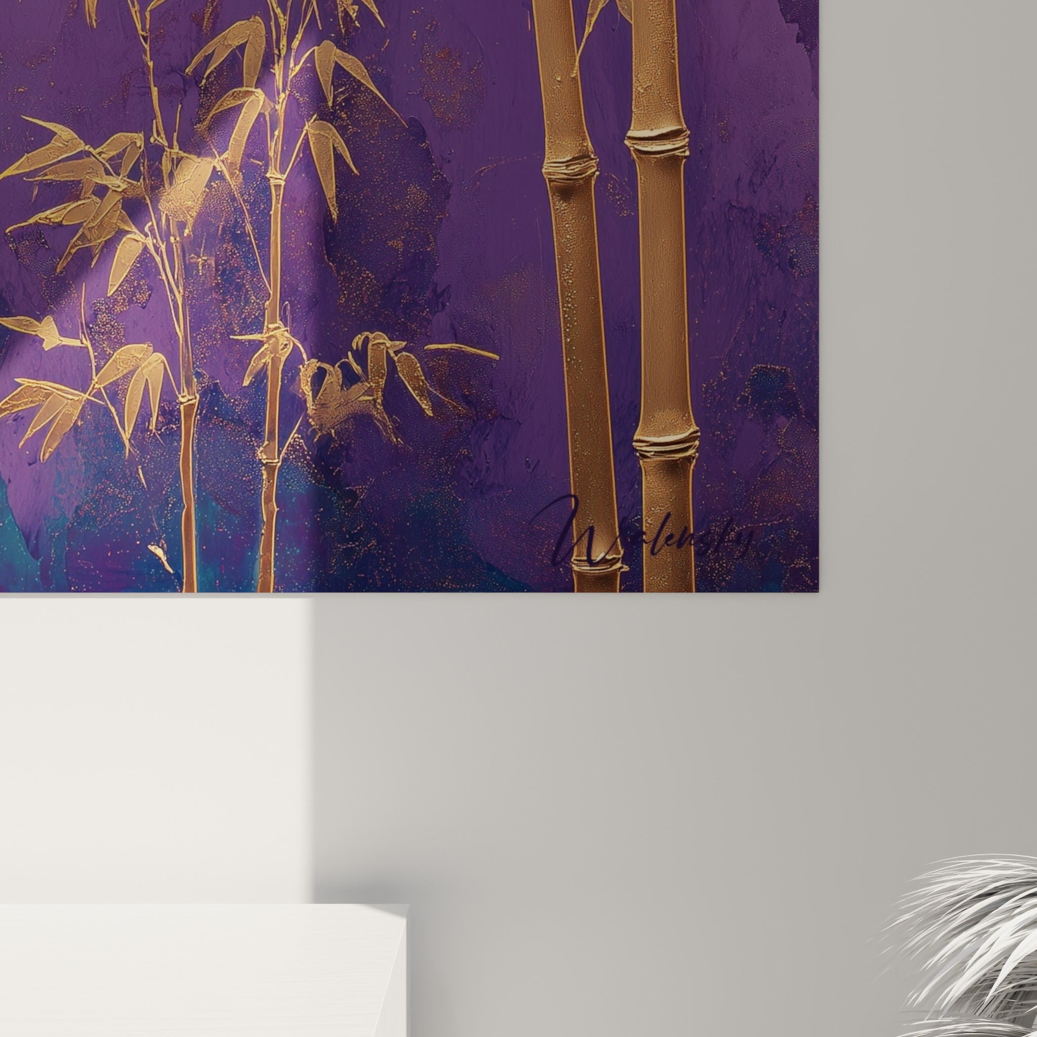 Détail des tiges dorées du bambou où le grain de la peinture révèle des reflets métallisés sur fond violet