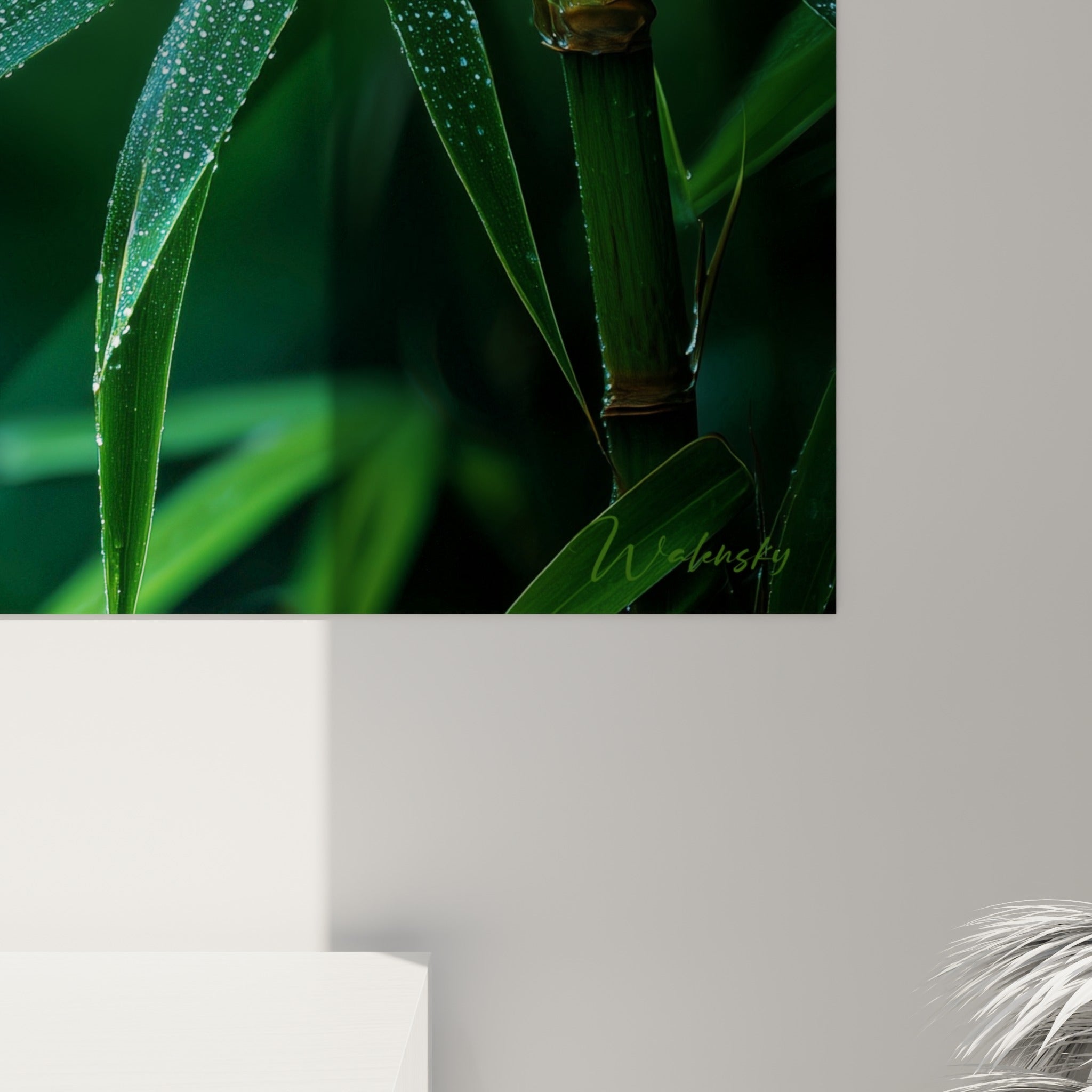Gouttelettes d'eau sur feuilles vert émeraude et tige brune, grain photographique et reflets de lumière visibles