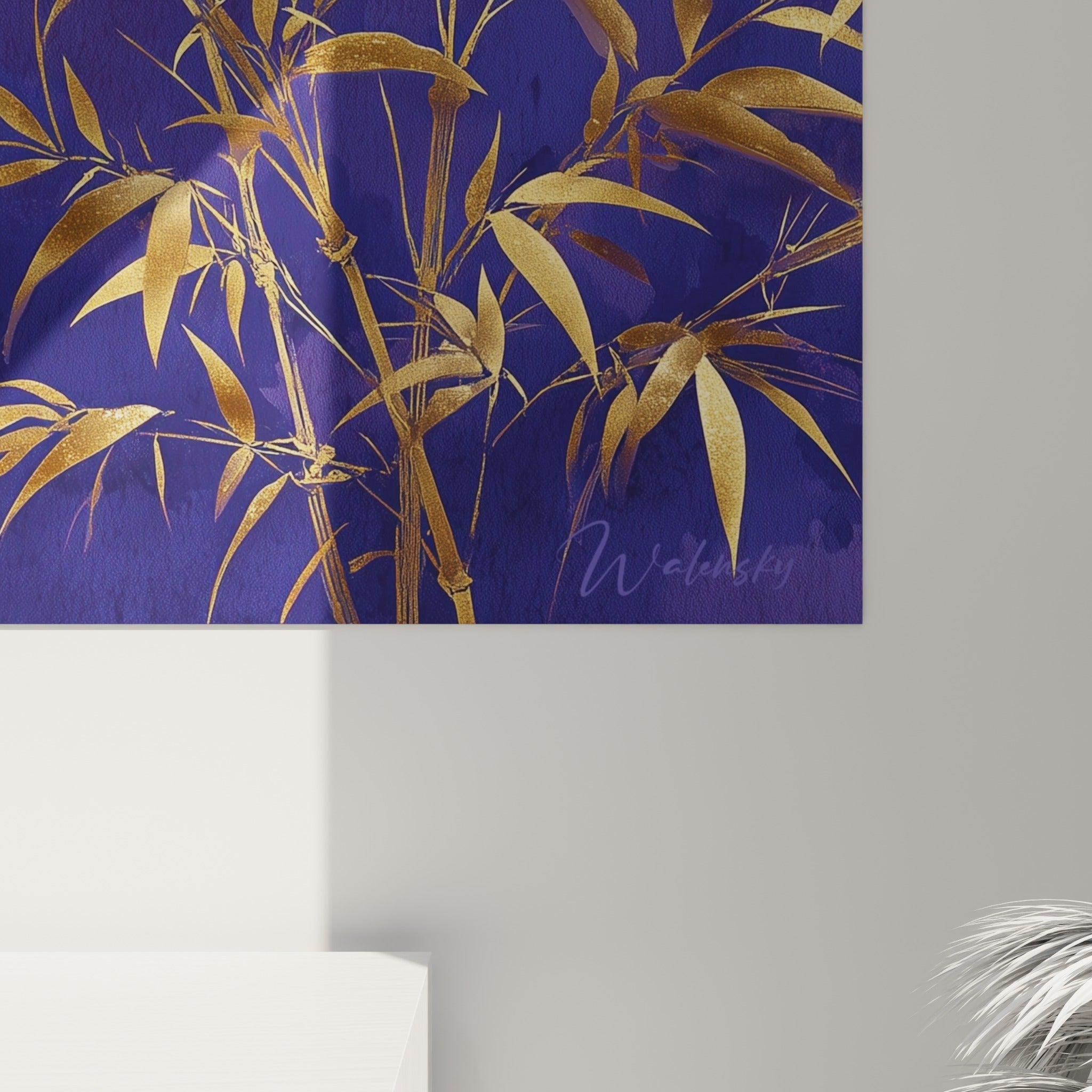 Détail des feuilles dorées du bambou où la matière dorée contraste avec les nuances indigo et violine du fond