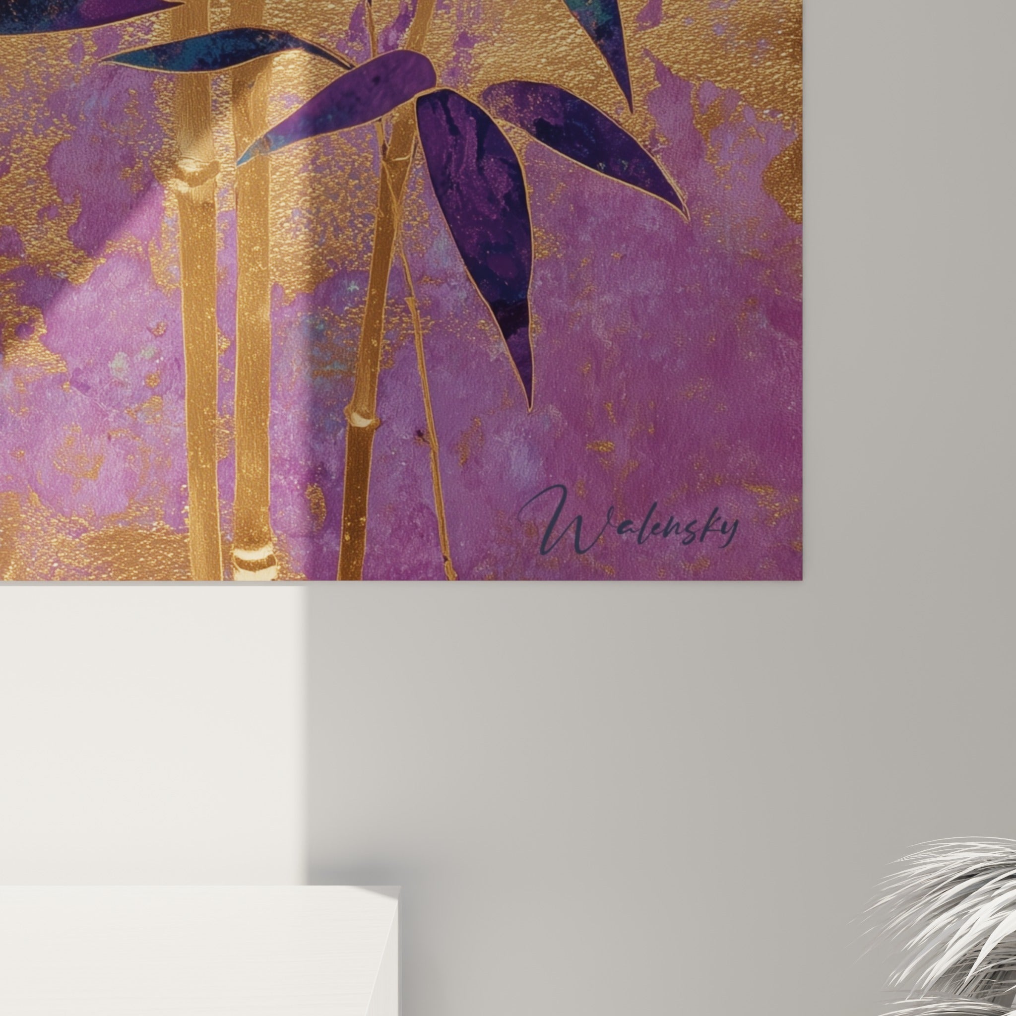 Détail rapproché des tiges dorées empâtées et feuilles pourpres du tableau bambou aux textures marbrées