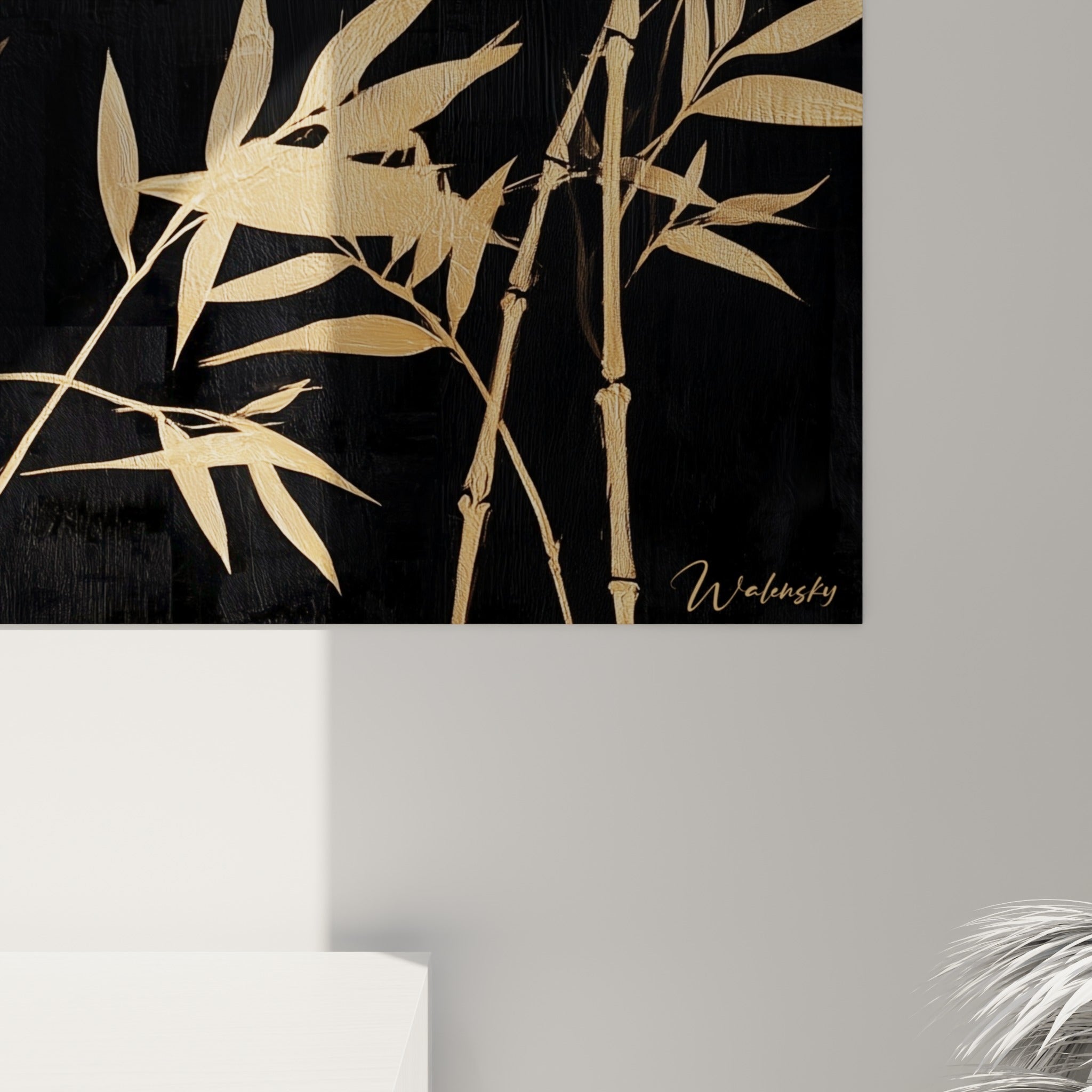 Détail des feuilles de bambou doré révélant le grain de la peinture et les nuances cuivrées sur noir