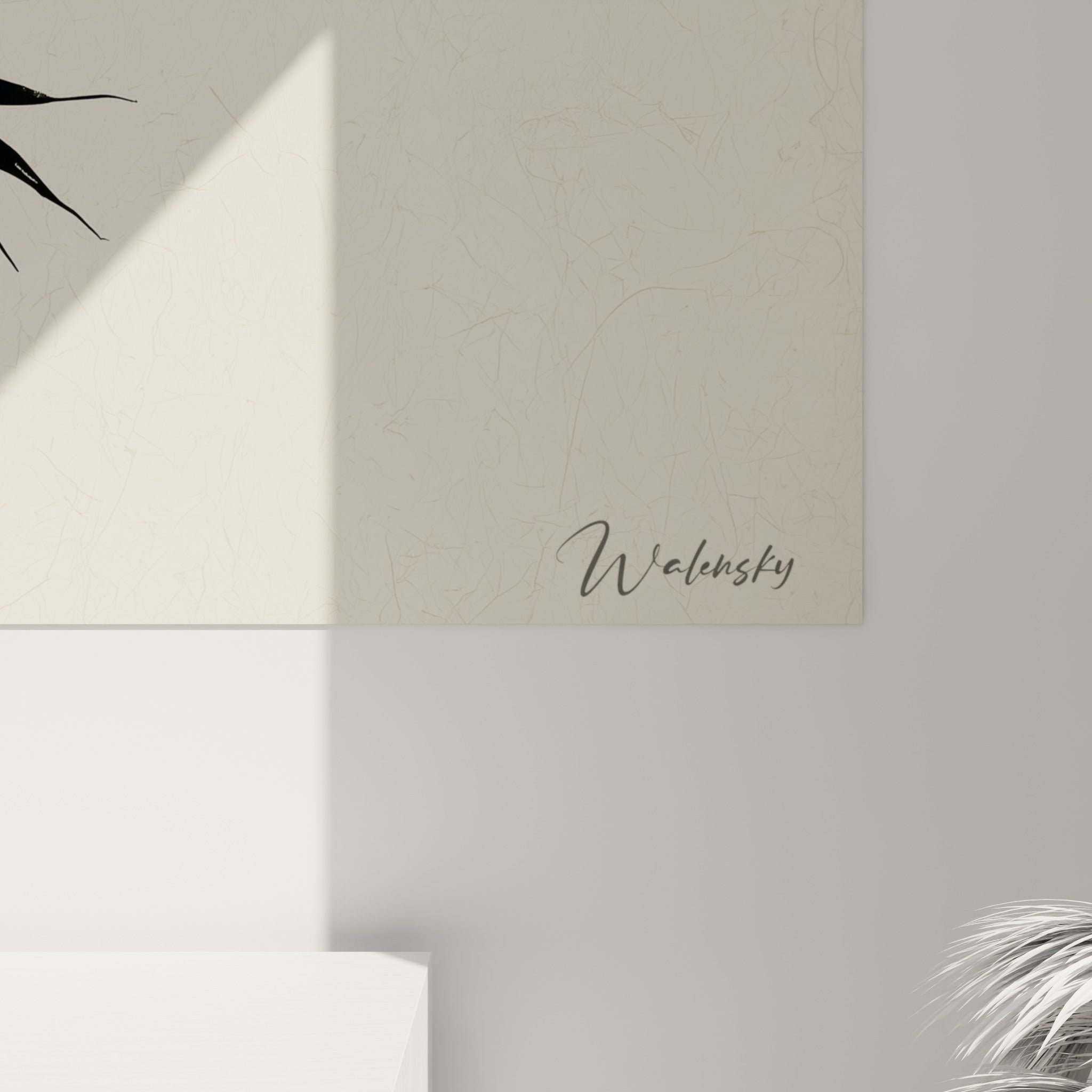Détail des empâtements noirs et du grain doré sur ce tableau bambou accroché au mur