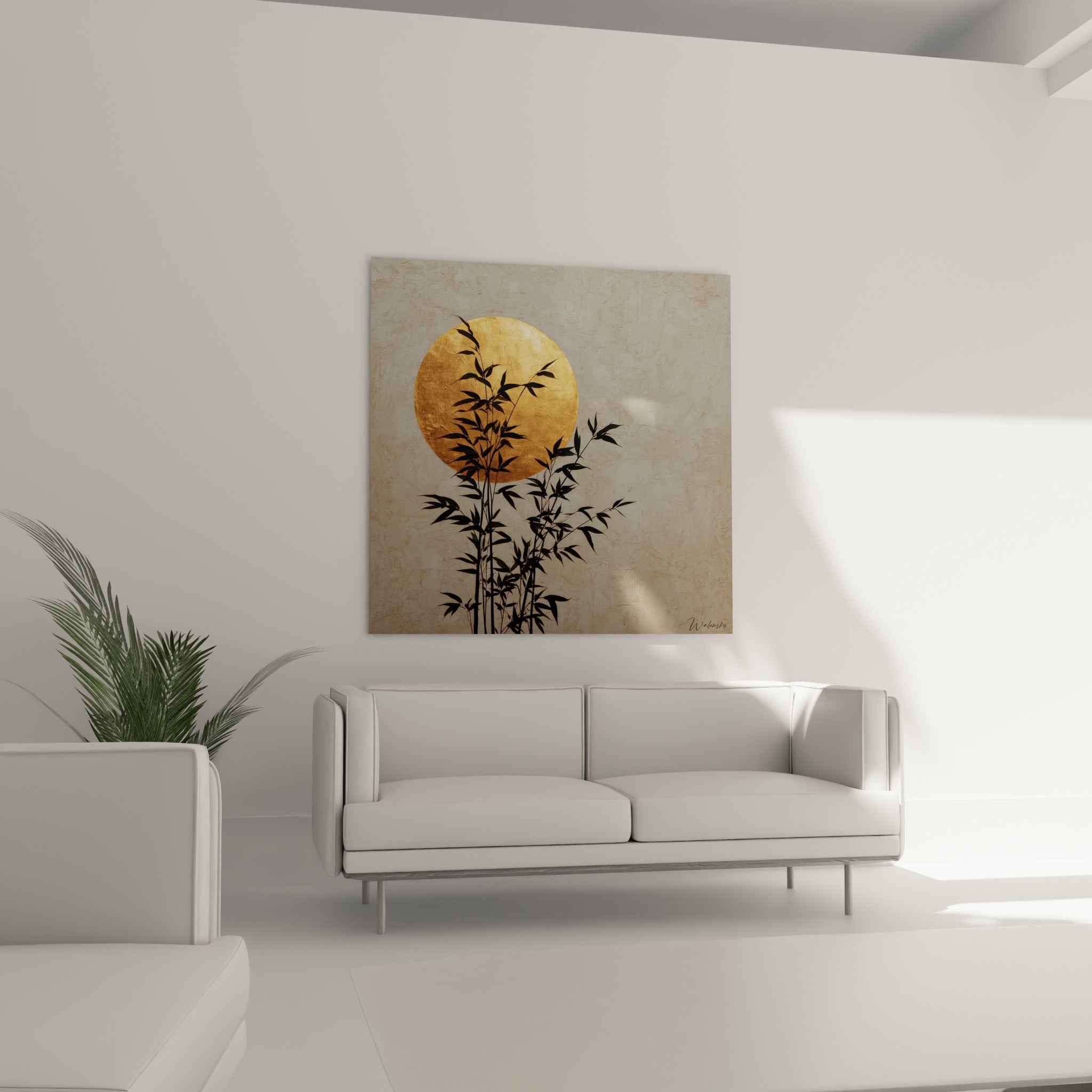 Tiges de bambou noir et cercle ocre lumineux au-dessus d'un canapé dans un salon lumineux