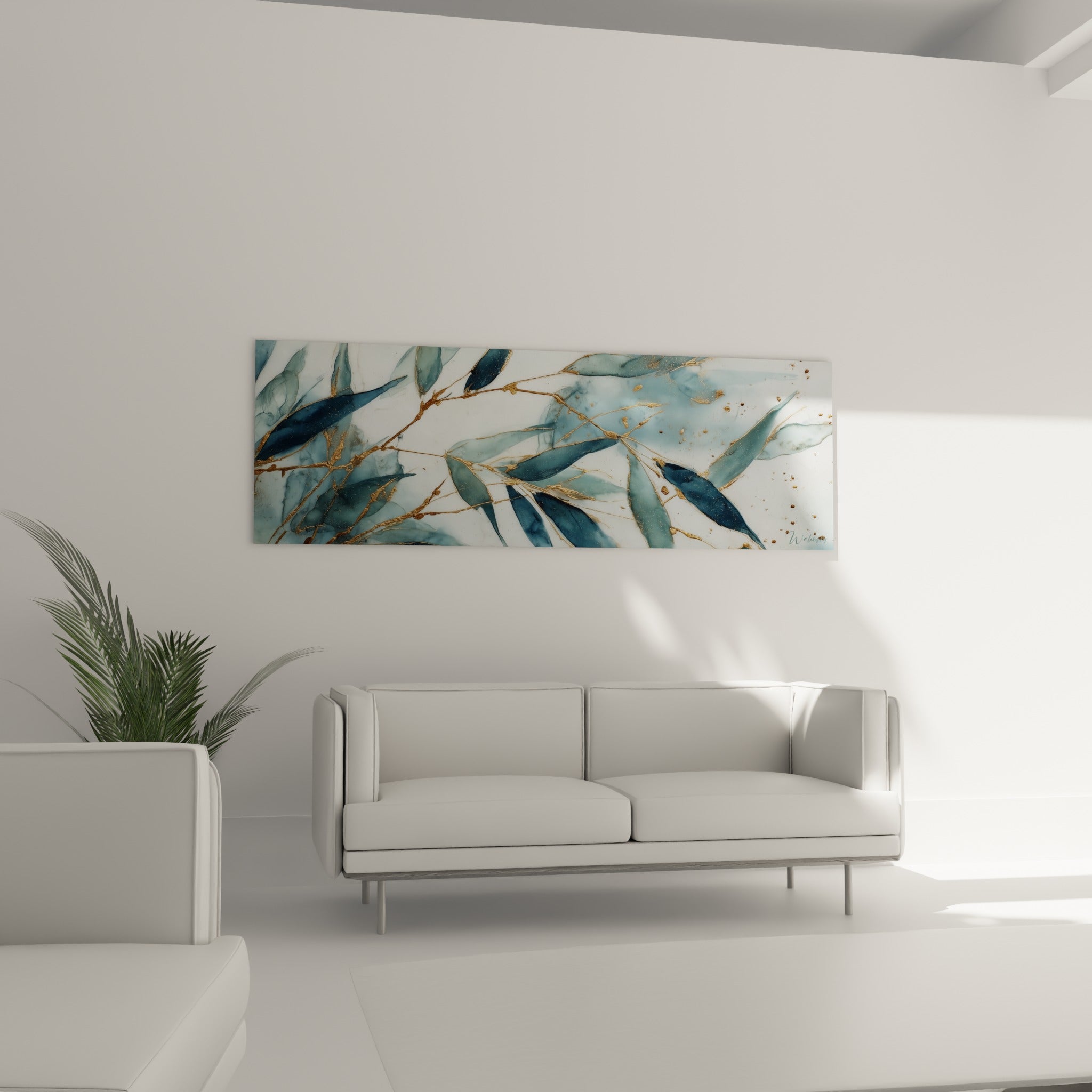 Branches de bambou aux teintes bleu gris et doré accrochées au-dessus d'un canapé dans un salon lumineux