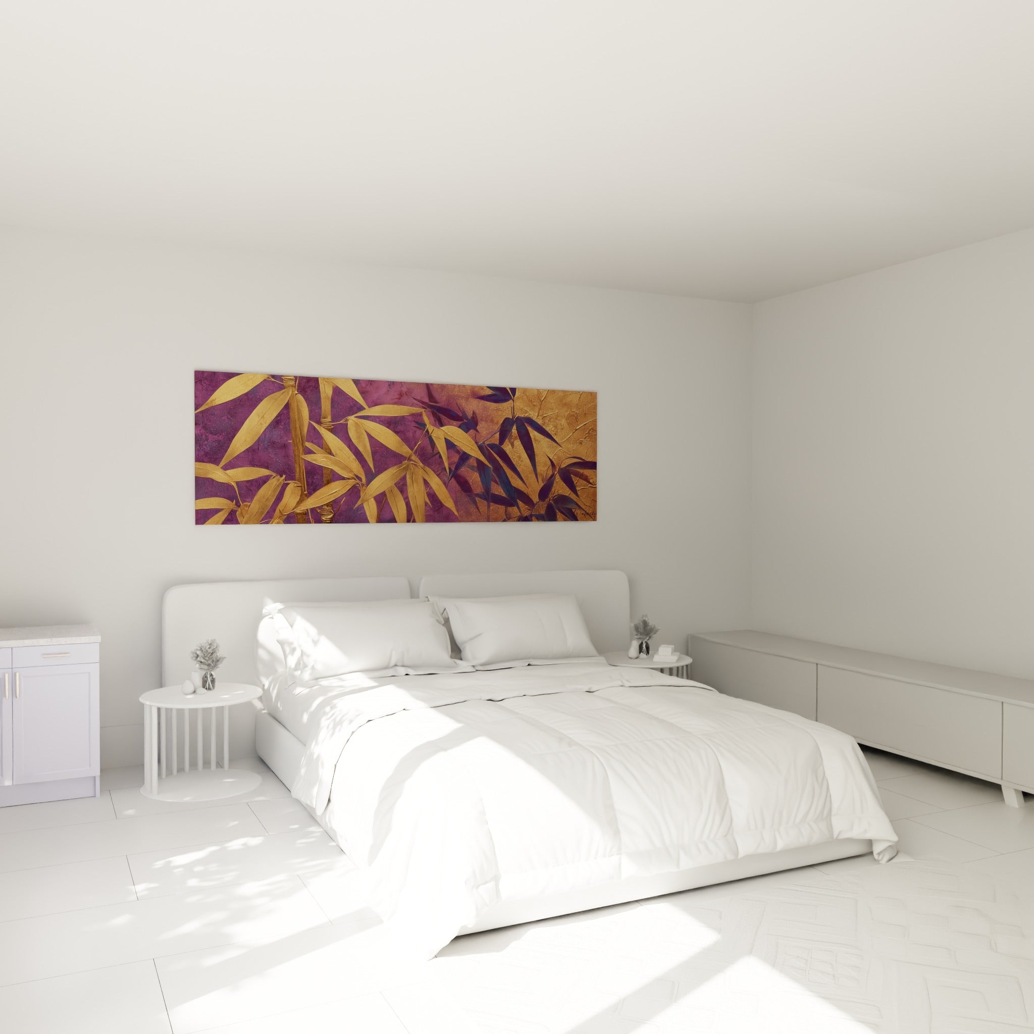 Feuillage de bambou doré sur fond violet, accroché au-dessus d'un lit dans une chambre claire
