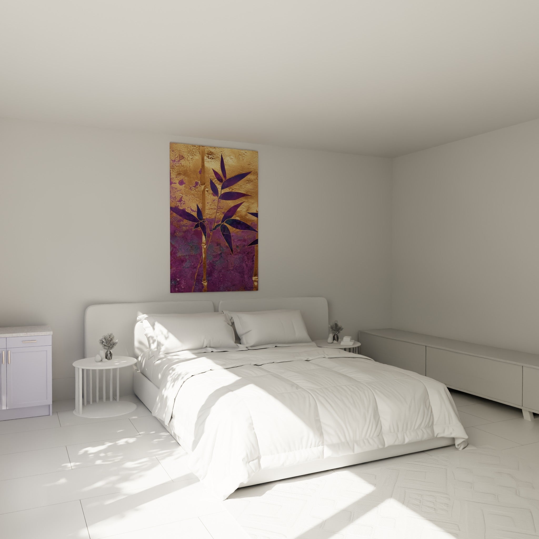 Tiges de bambou doré et feuillage violet accrochés au-dessus d'un lit dans une chambre claire