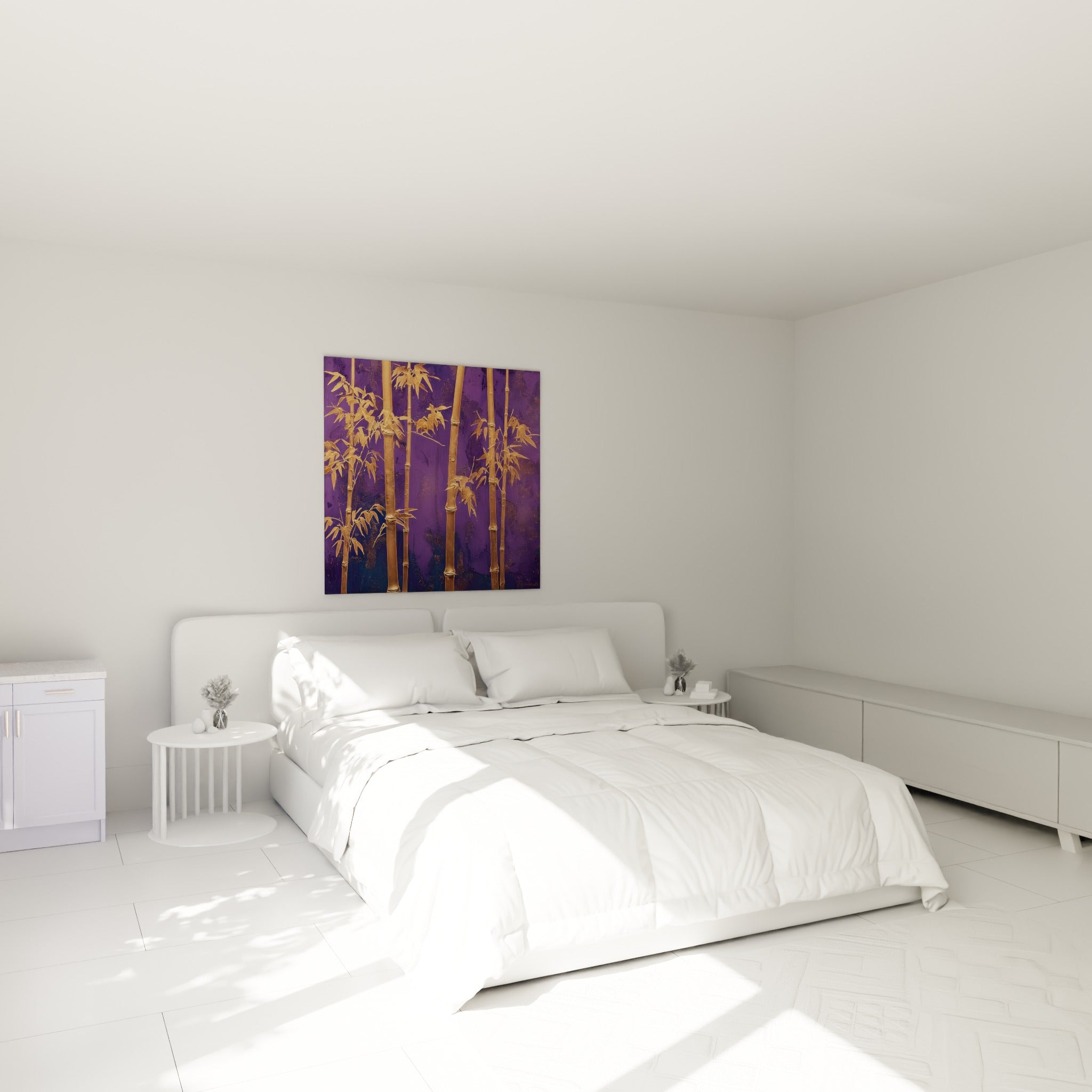 Tiges de bambou dorées sur fond violet foncé au-dessus d'un lit dans une chambre claire