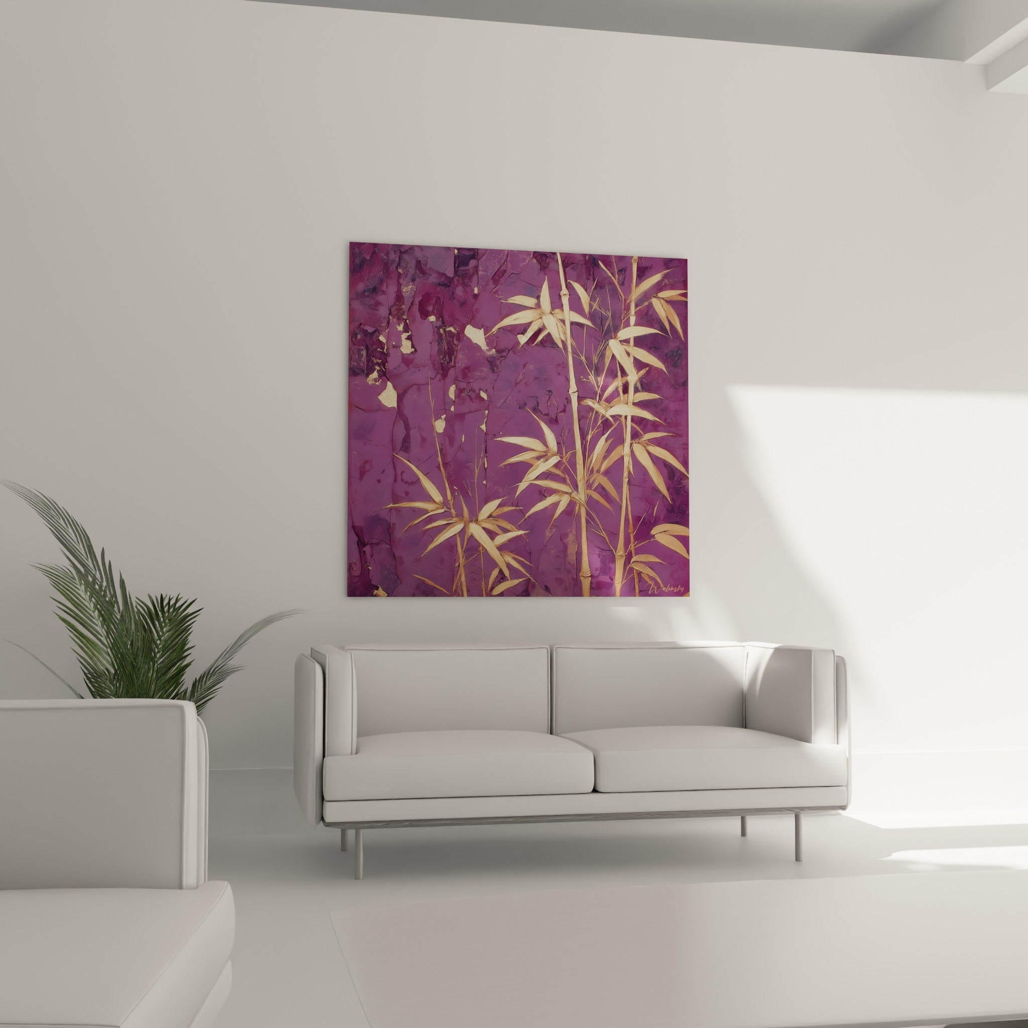 Feuillage de bambou doré contrastant avec un fond violet profond, au-dessus d'un canapé dans un salon lumineux