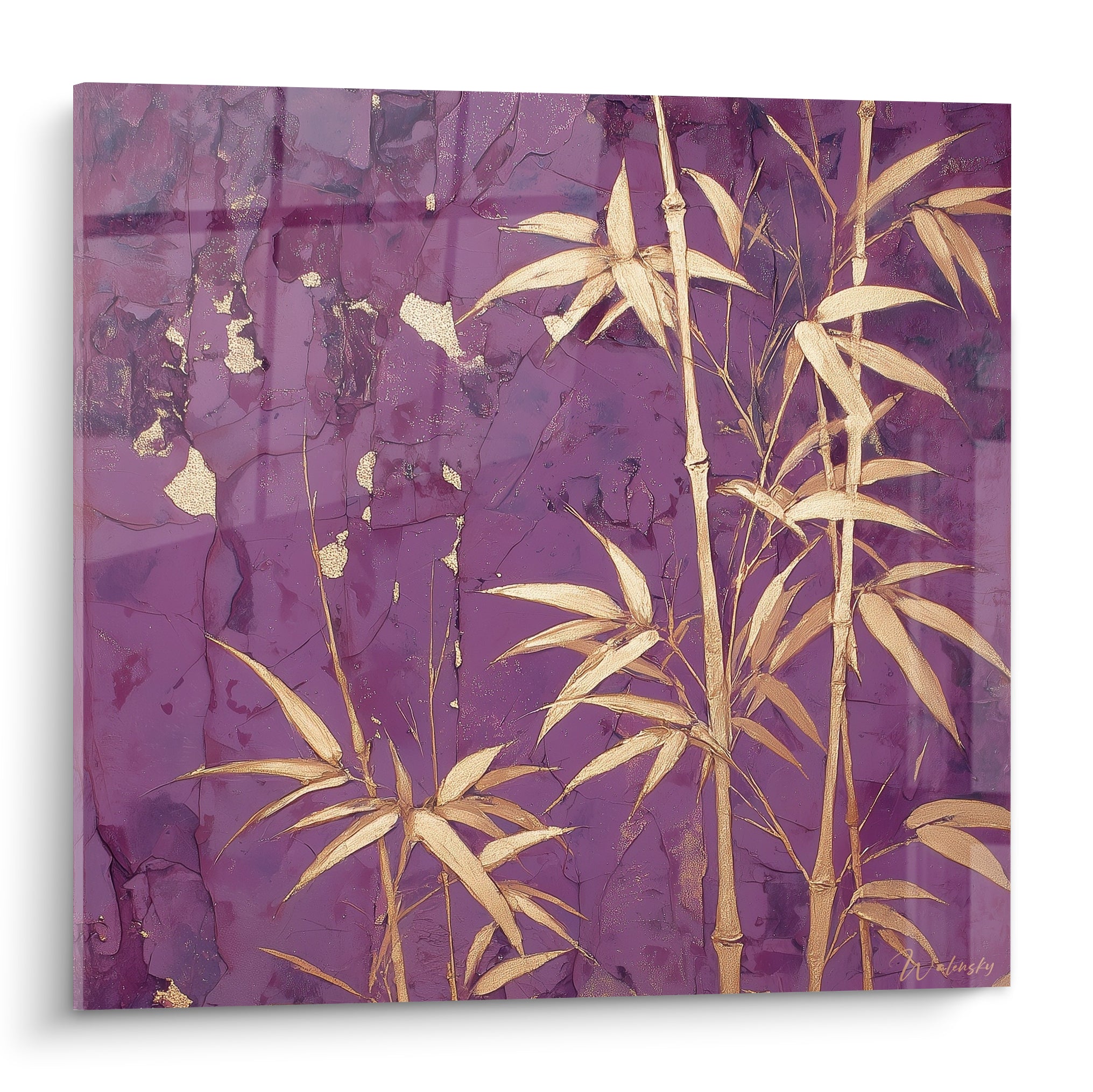 Bambou doré aux feuilles fines se déployant sur un fond violet aubergine craquelé et texturé