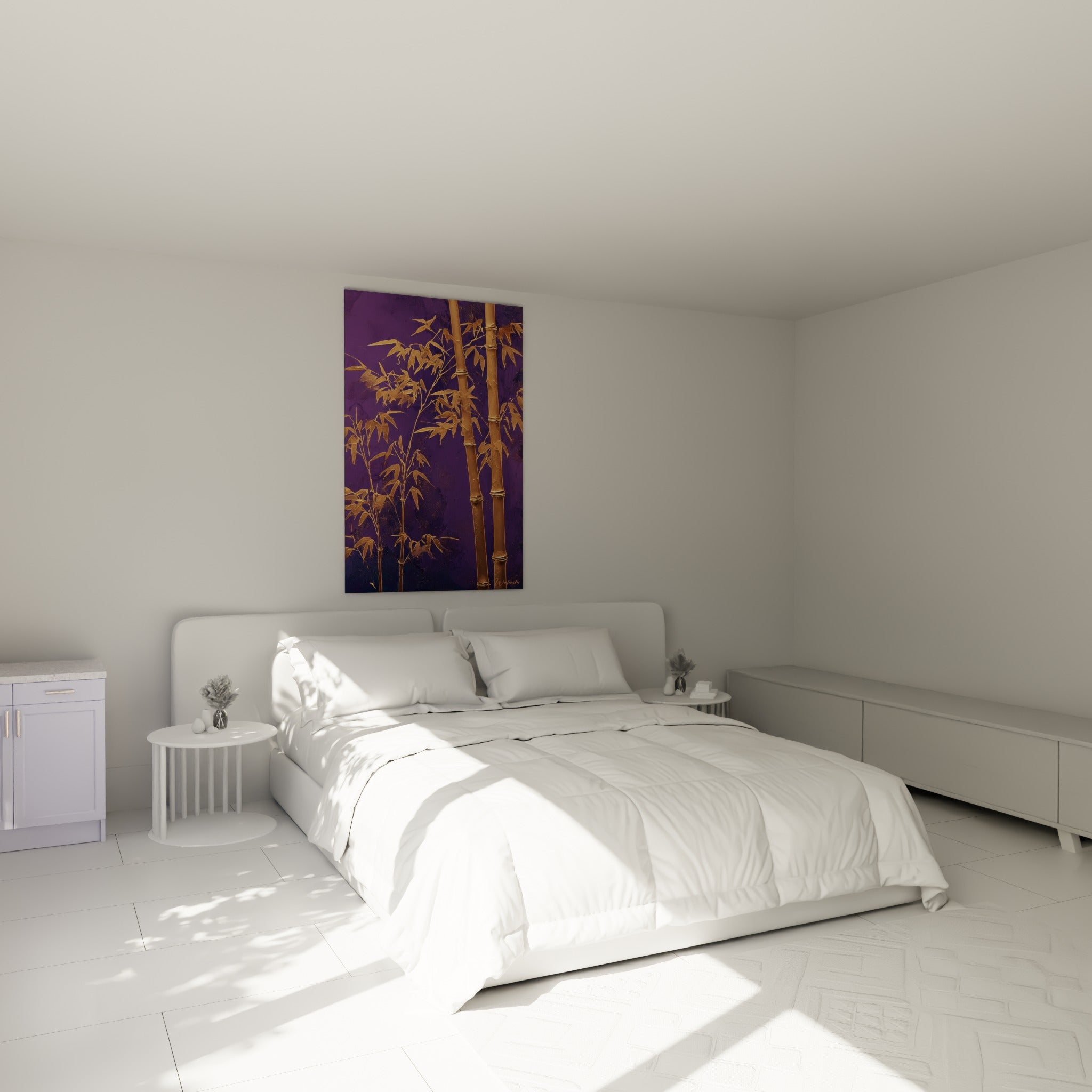 Tiges de bambou dorées sur fond violet nocturne au-dessus d'un lit dans une chambre claire