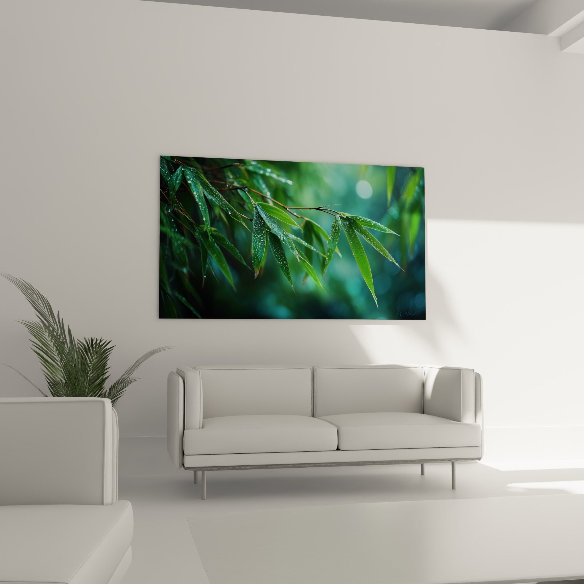 Branche de bambou émeraude et turquoise ornée de gouttes de pluie au-dessus d'un canapé dans un salon lumineux
