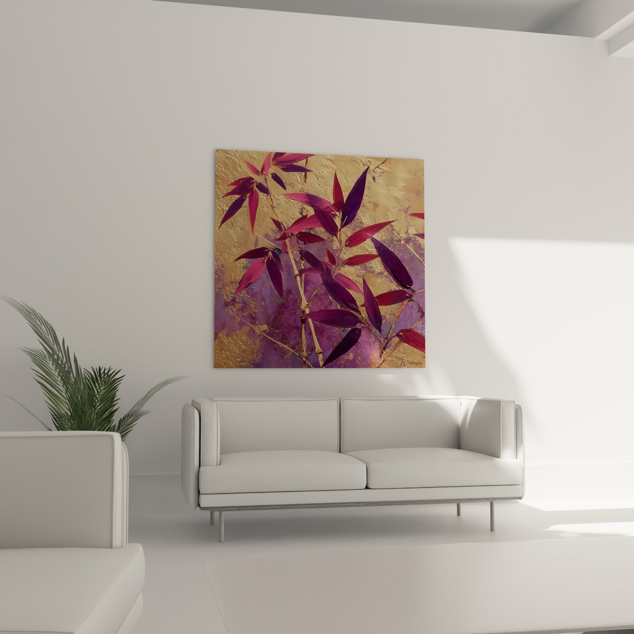 Branche de bambou aux teintes fauve et pourpre sur fond métallique, au-dessus d'un canapé dans un salon lumineux