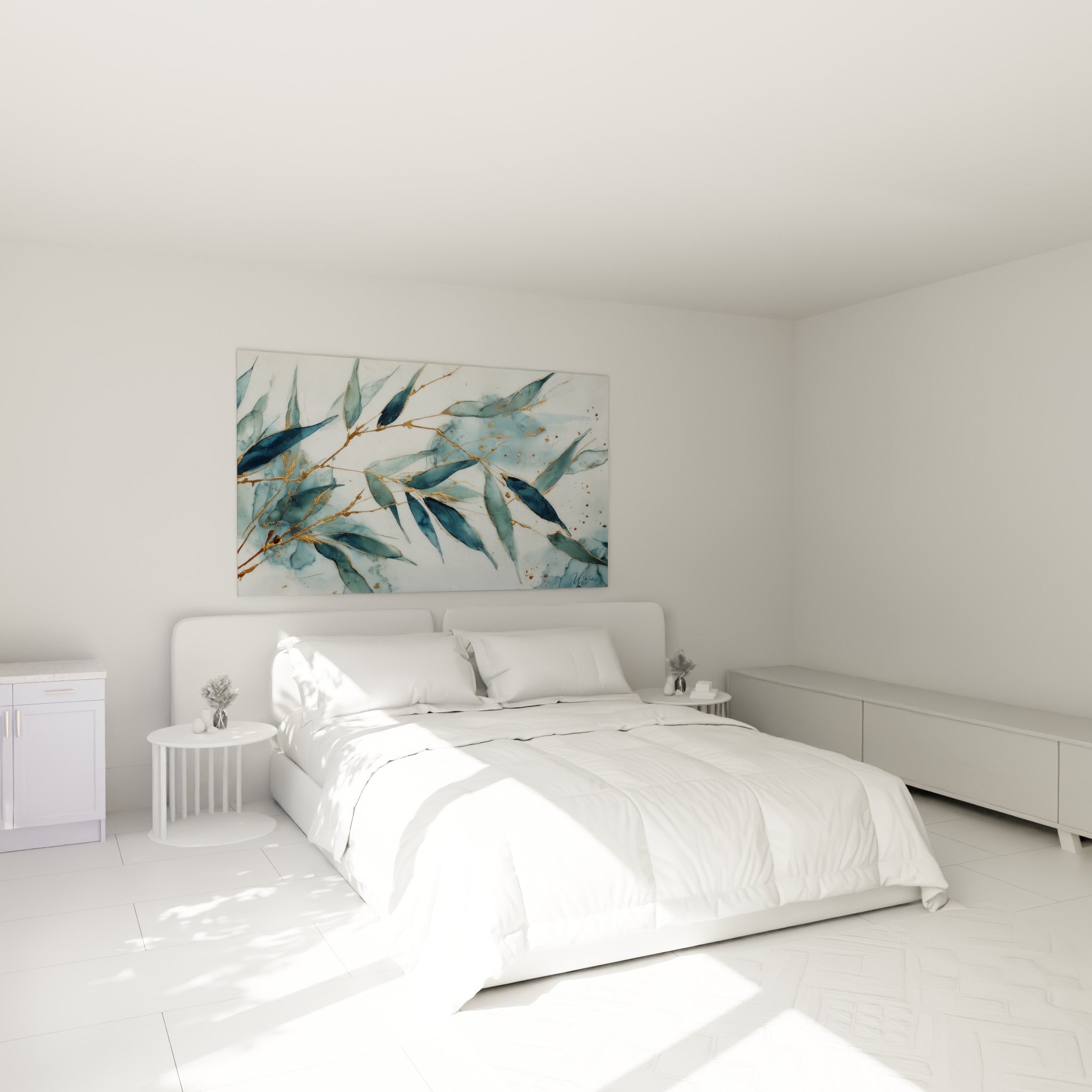 Feuillage de bambou bleu pétrole et doré au-dessus d'un lit dans une chambre claire