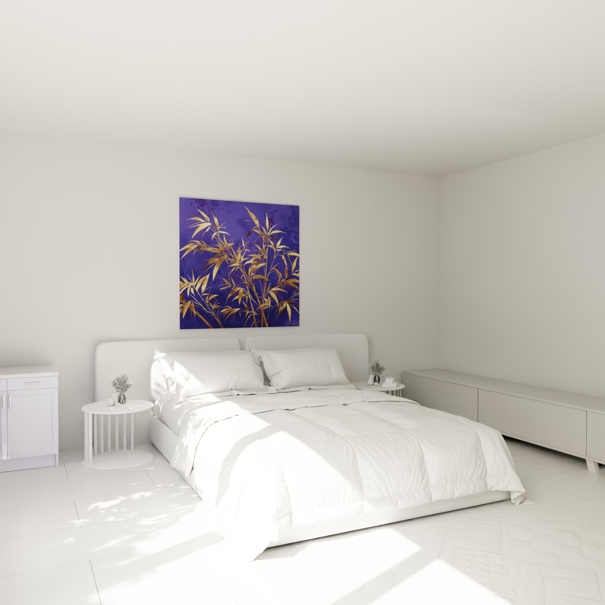 Tiges de bambou dorées et fond indigo accrochées au-dessus d'un lit dans une chambre claire