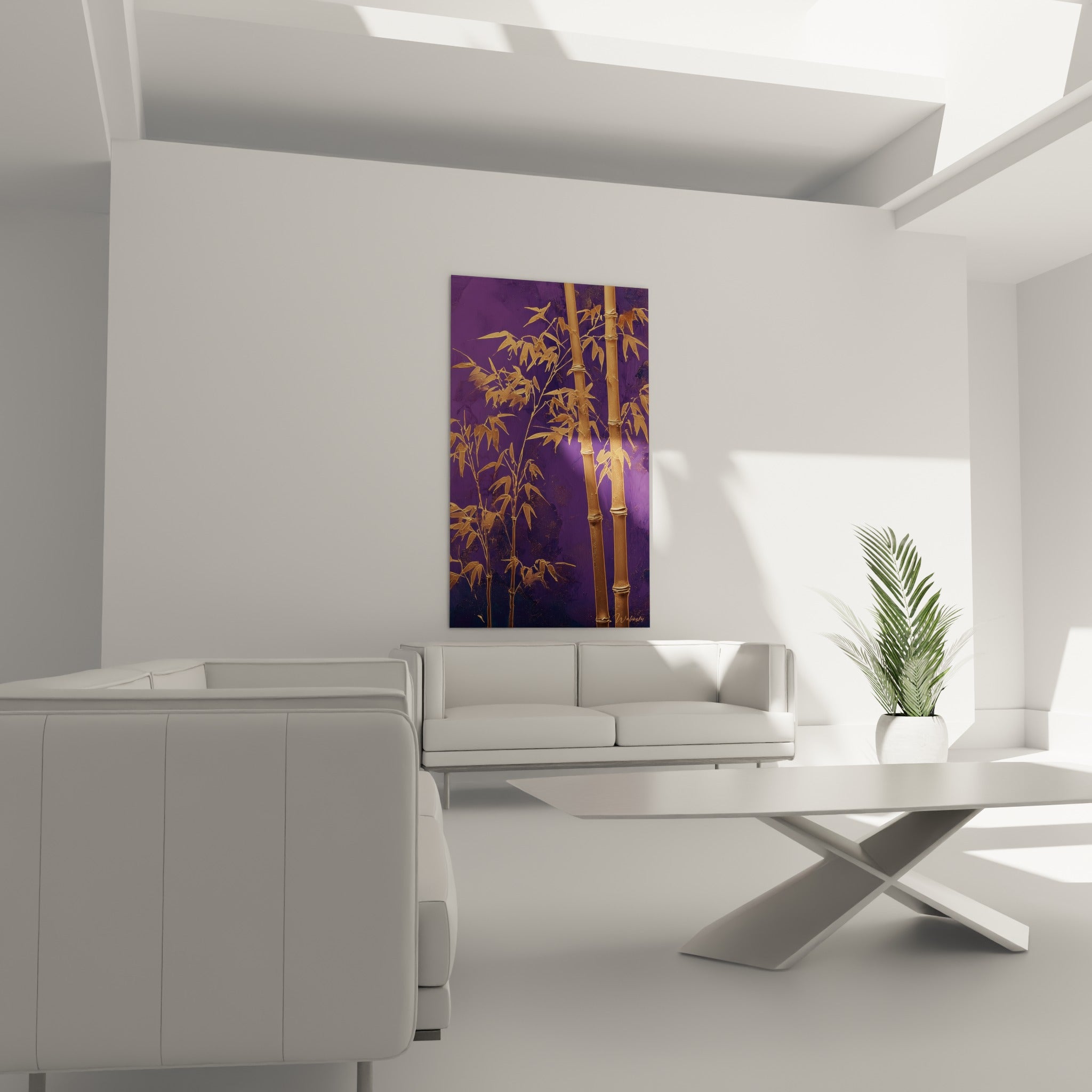 Feuillage de bambou doré et violet sombre au-dessus d'un canapé dans un salon lumineux