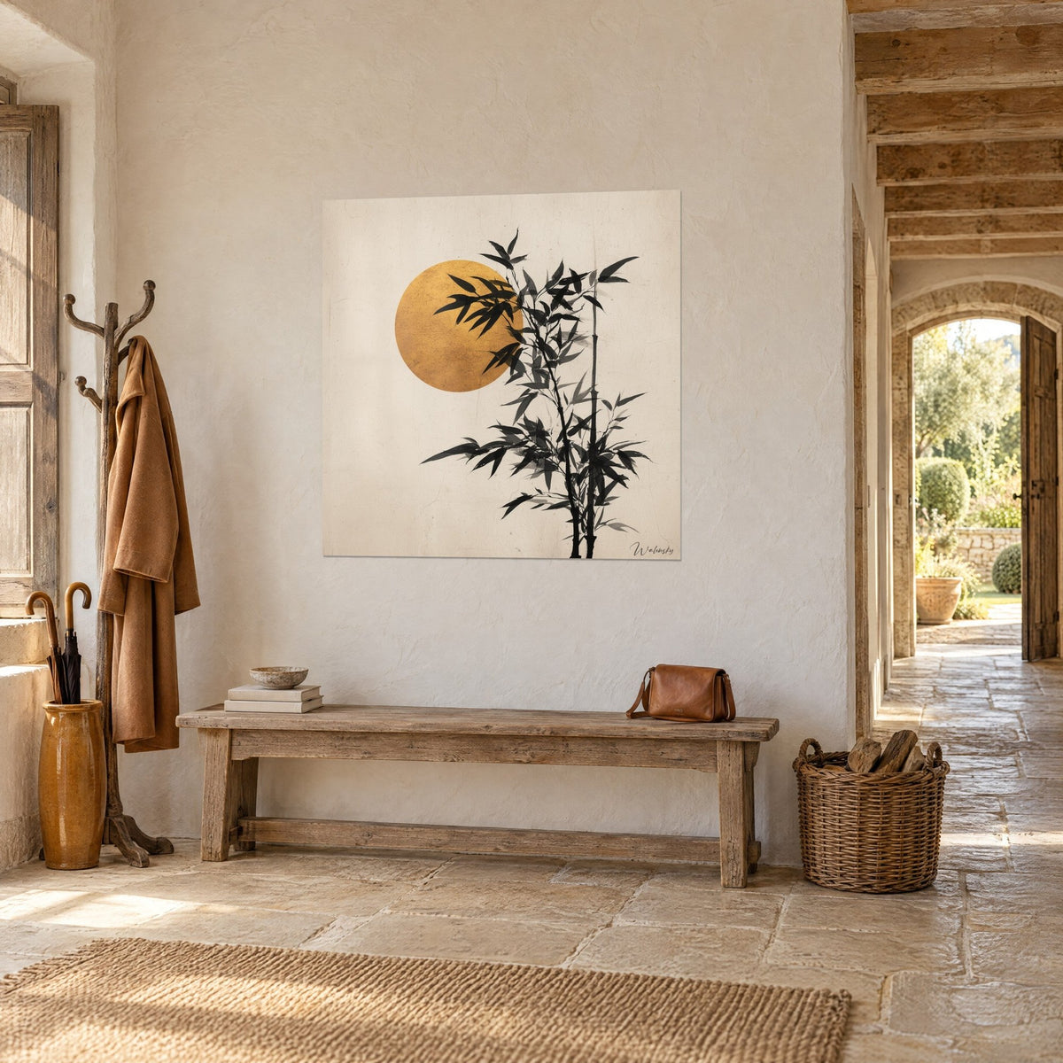 Quadro steli di bambù a lavis nero e grigio su sole ocra, sfondo crema, accanto a un arco di pietra aperto