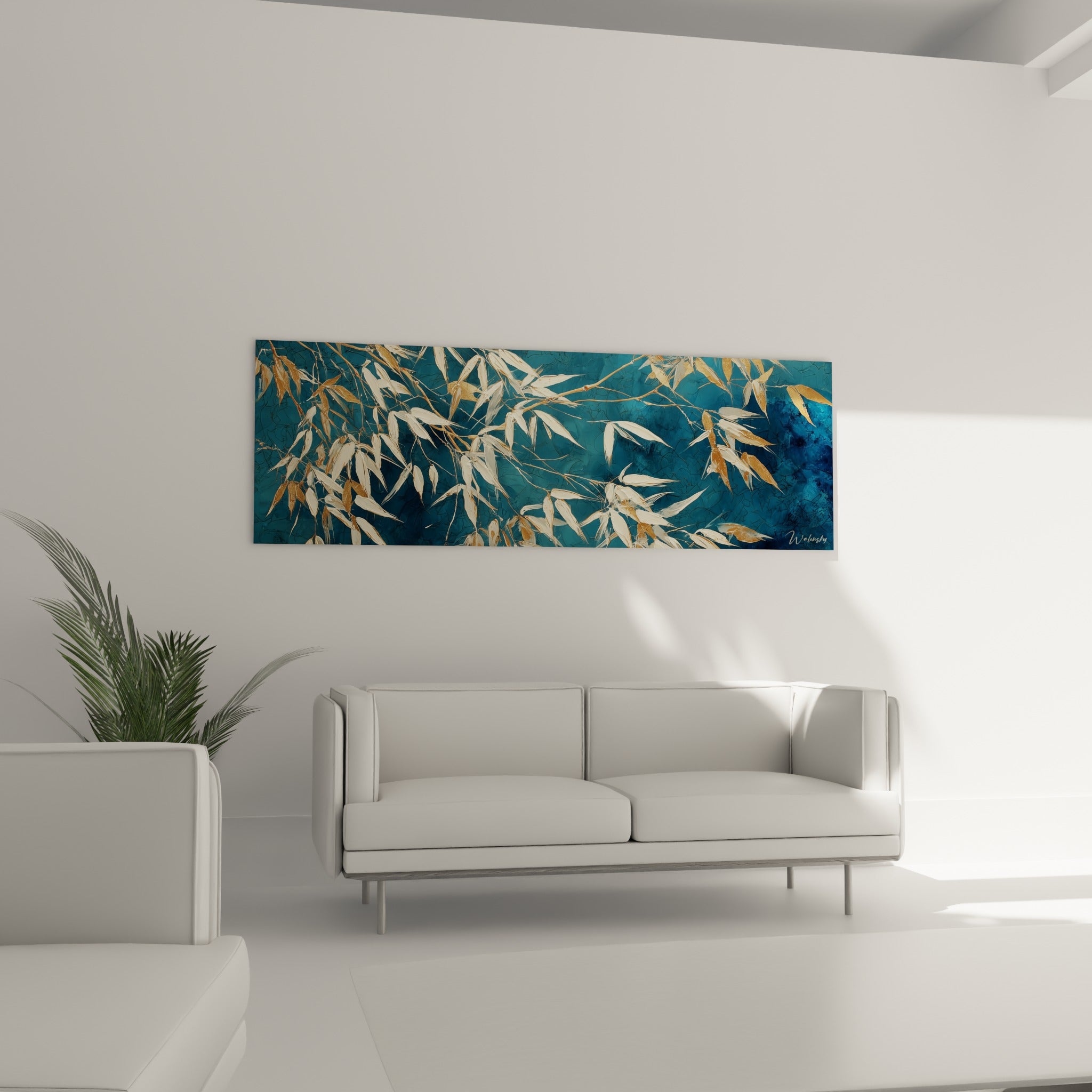 Feuillage de bambou ocre et bleu pétrole disposé au-dessus d'un canapé dans un salon lumineux
