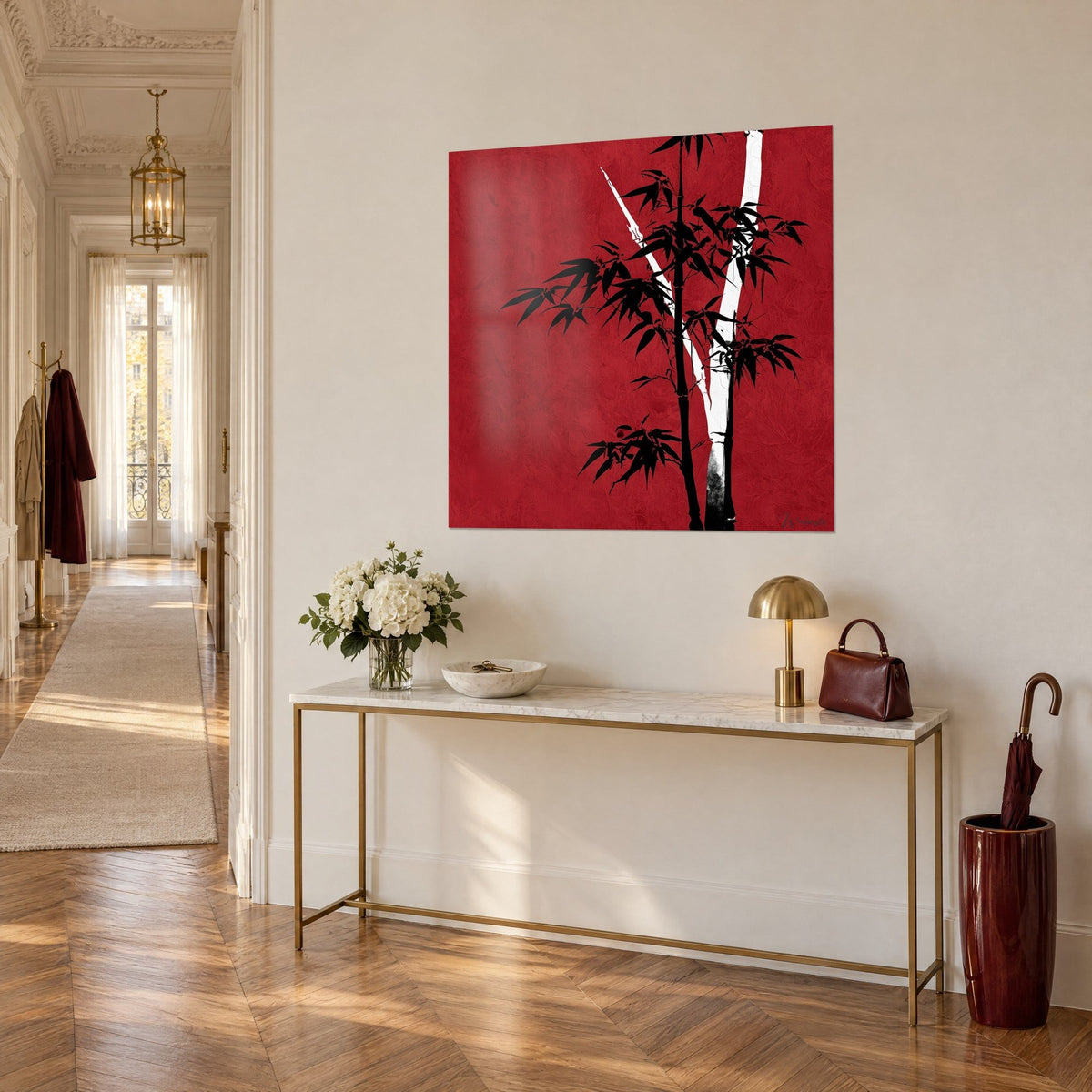 Quadro fogliame d'inchiostro nero che risalta su un fondo rosso cremisi uniforme, vista di tre quarti, consolle dorata e parquet chiaro
