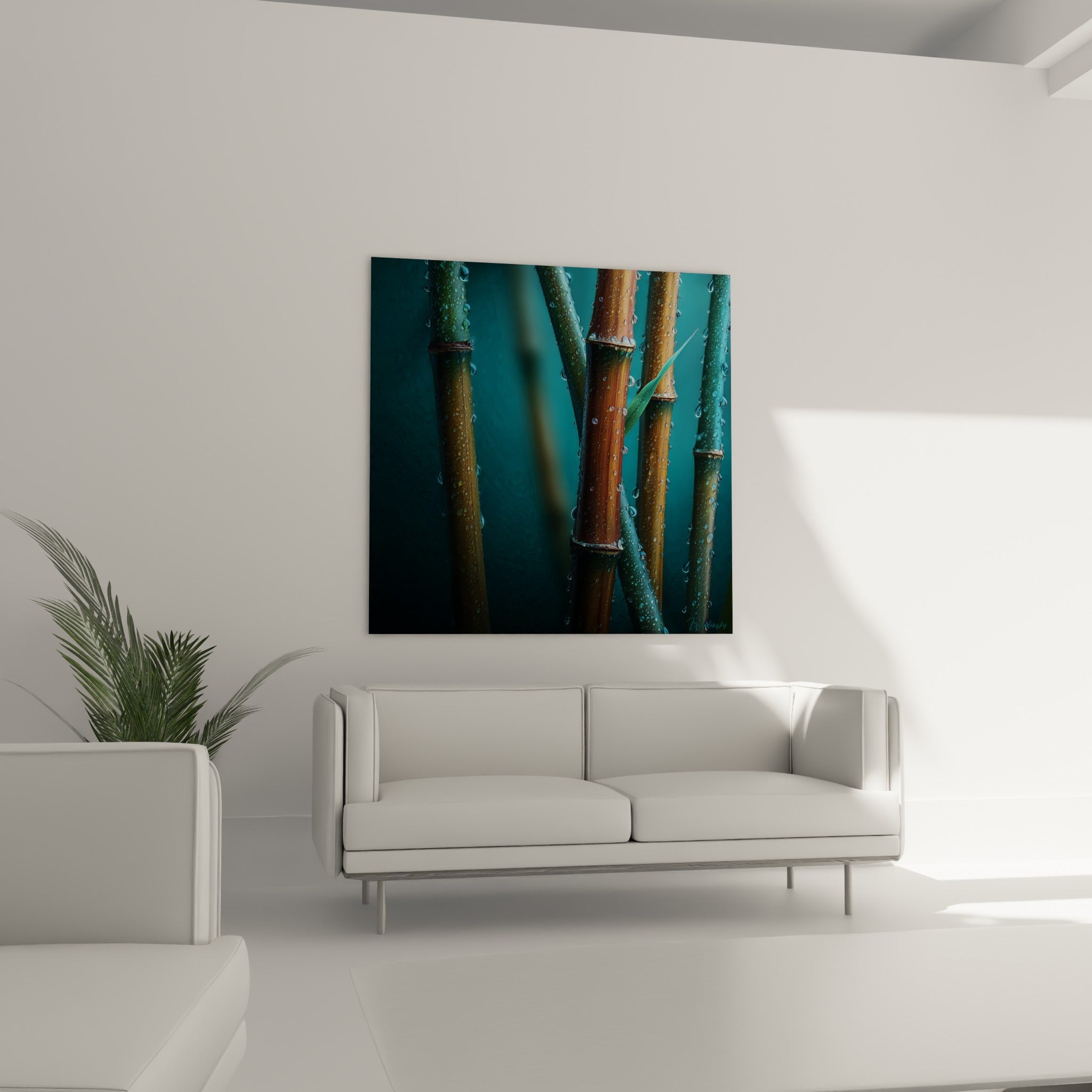 Bambou doré aux nœuds bruns et feuille verte, au-dessus d'un canapé dans un salon lumineux