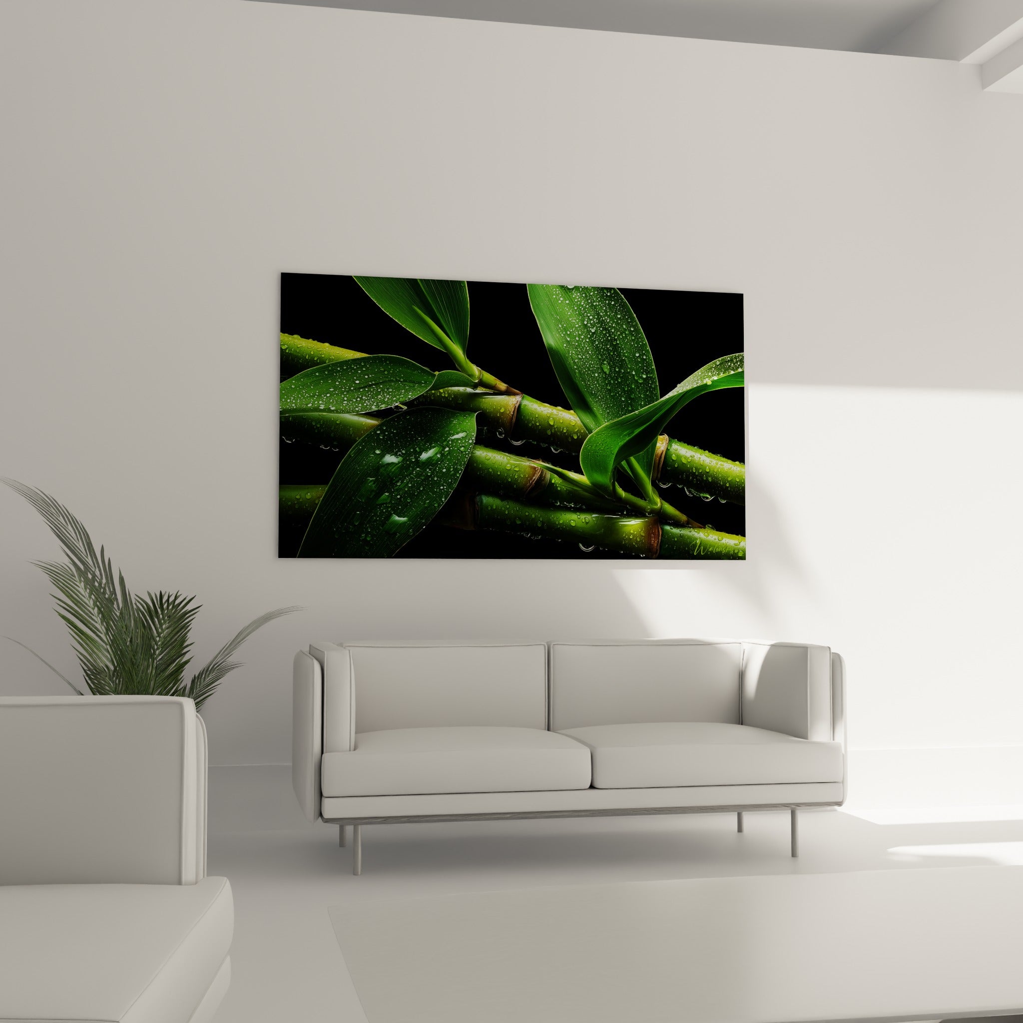 Bambou aux feuilles vert tendre et fond anthracite, disposé au-dessus d'un canapé dans un salon lumineux