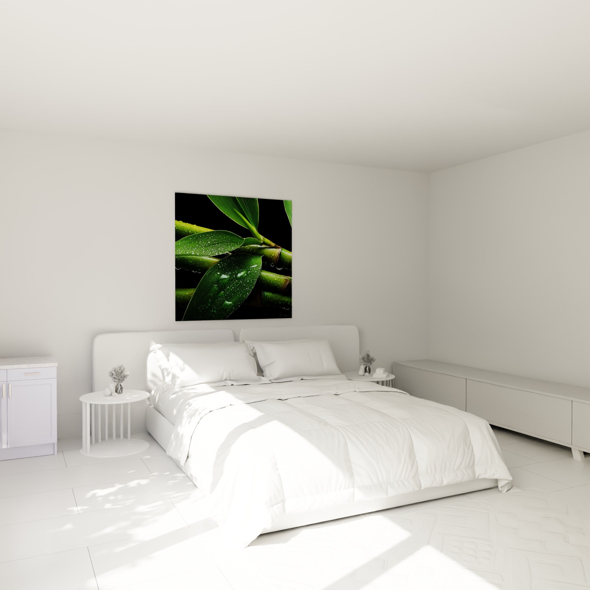 Feuilles de bambou vert émeraude perlées de gouttes d'eau au-dessus d'un lit dans une chambre claire