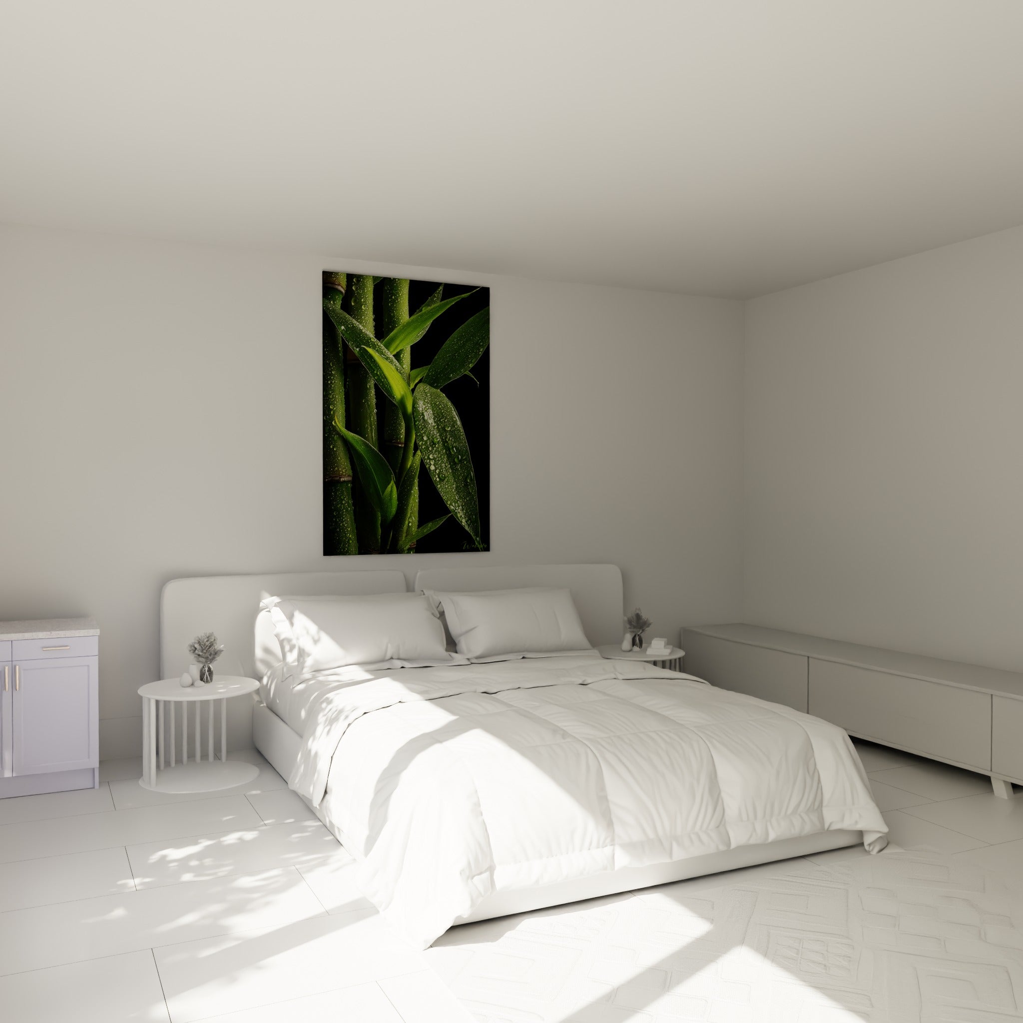 Feuilles de bambou vert humides et tiges noueuses affichées au-dessus d'un lit dans une chambre claire