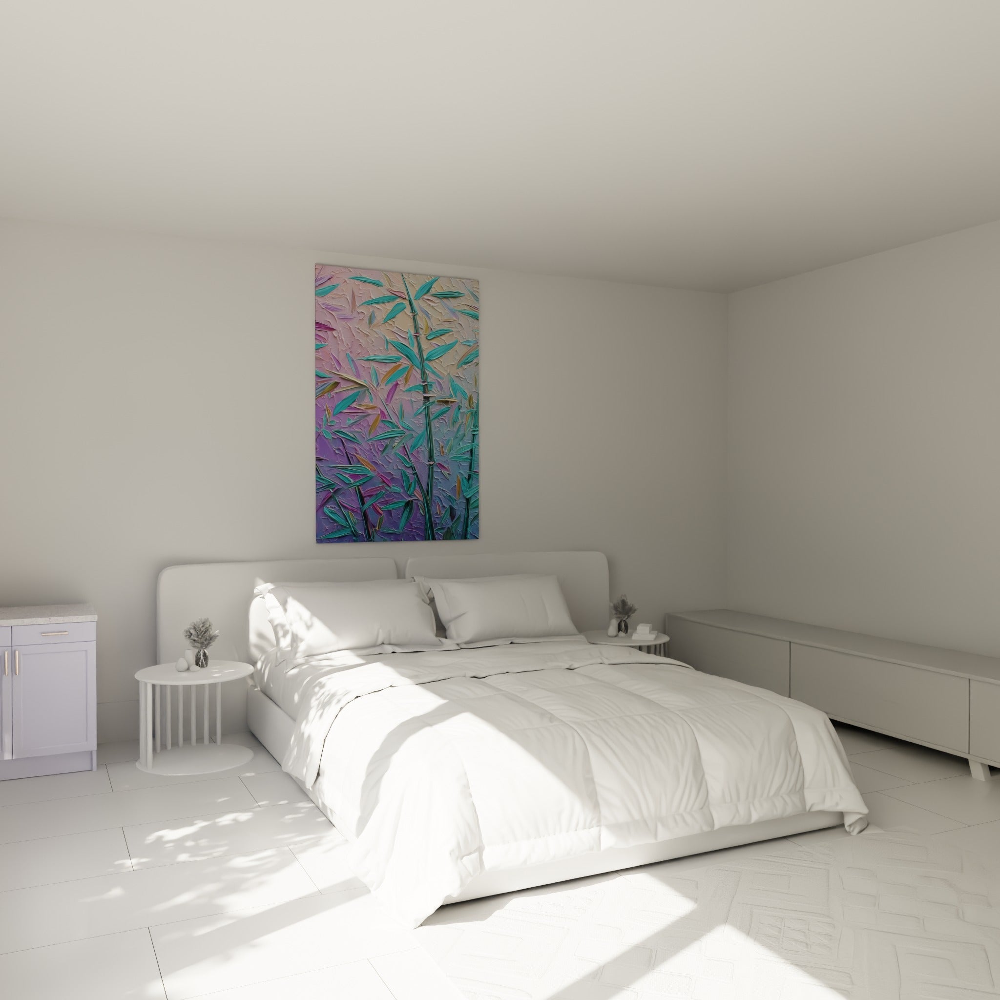 Tiges de bambou vert émeraude et fond violet mauve accrochées au-dessus d'un lit dans une chambre claire