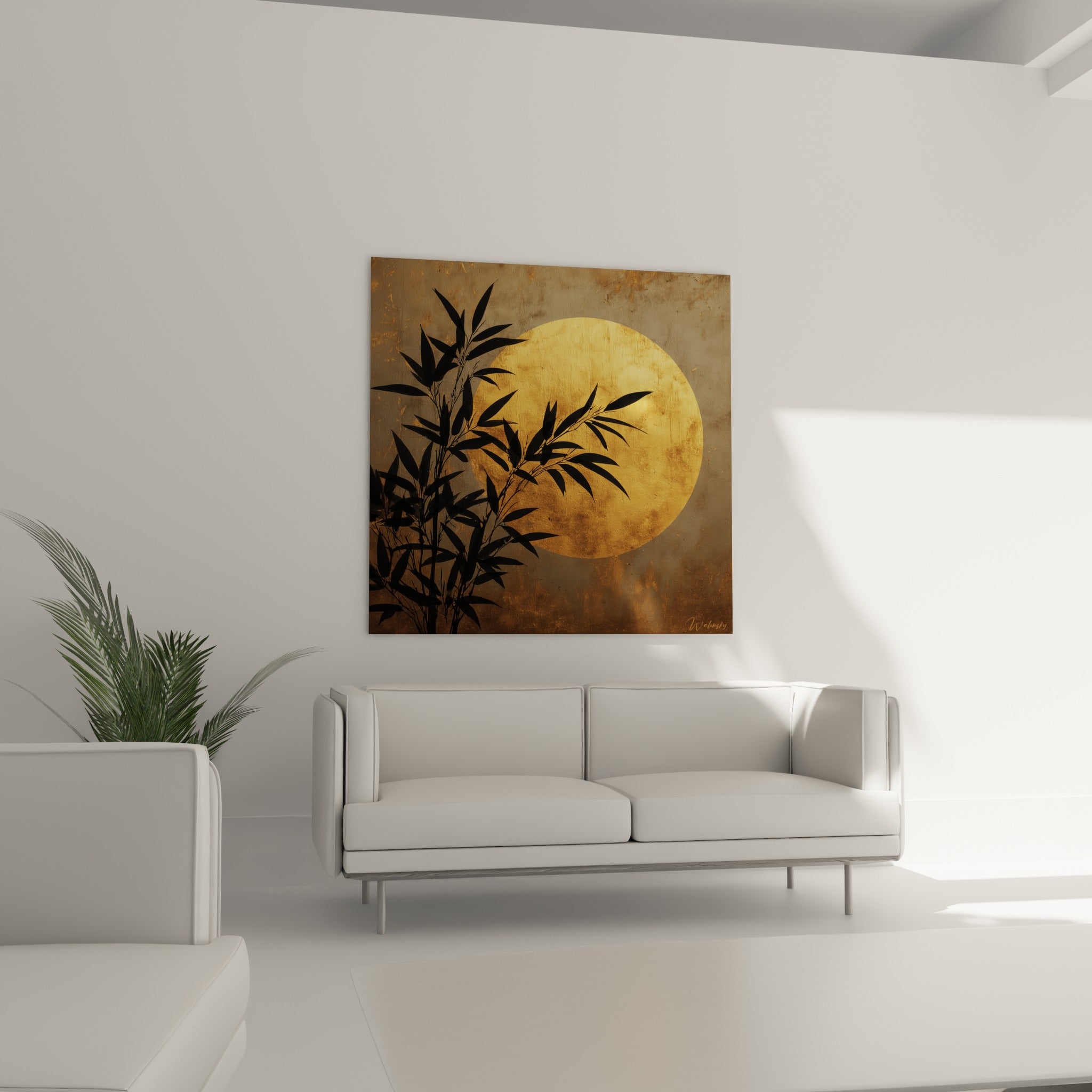 Feuilles de bambou noires se détachant sur fond doré au-dessus d'un canapé dans un salon lumineux