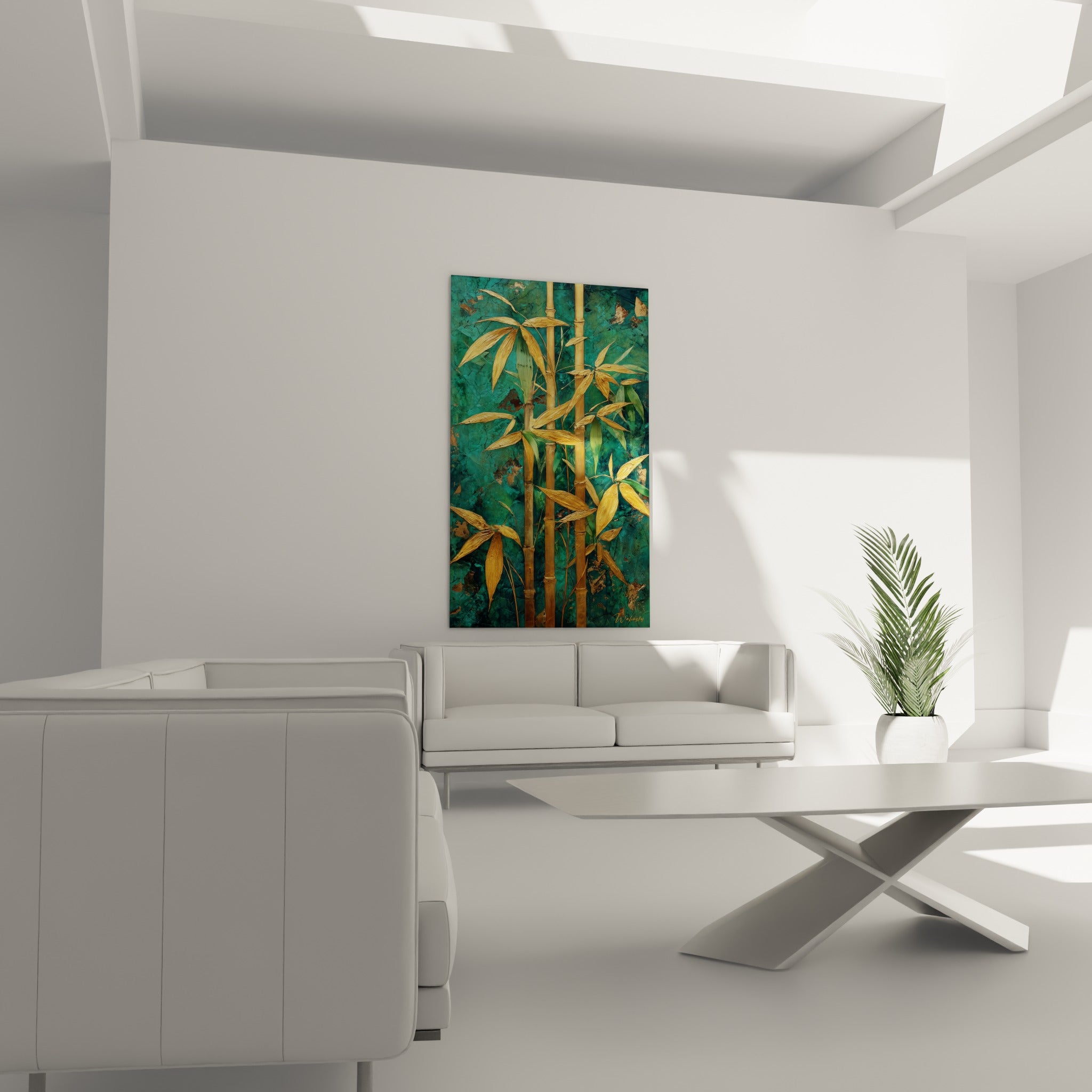 Feuillage de bambou doré sur fond turquoise et bronze au-dessus d'un canapé dans un salon lumineux