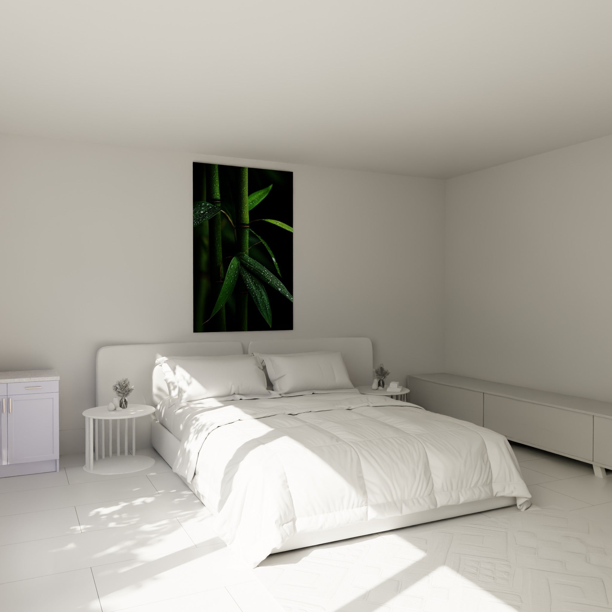 Feuilles de bambou vertes couvertes de gouttes d'eau au-dessus d'un lit dans une chambre claire