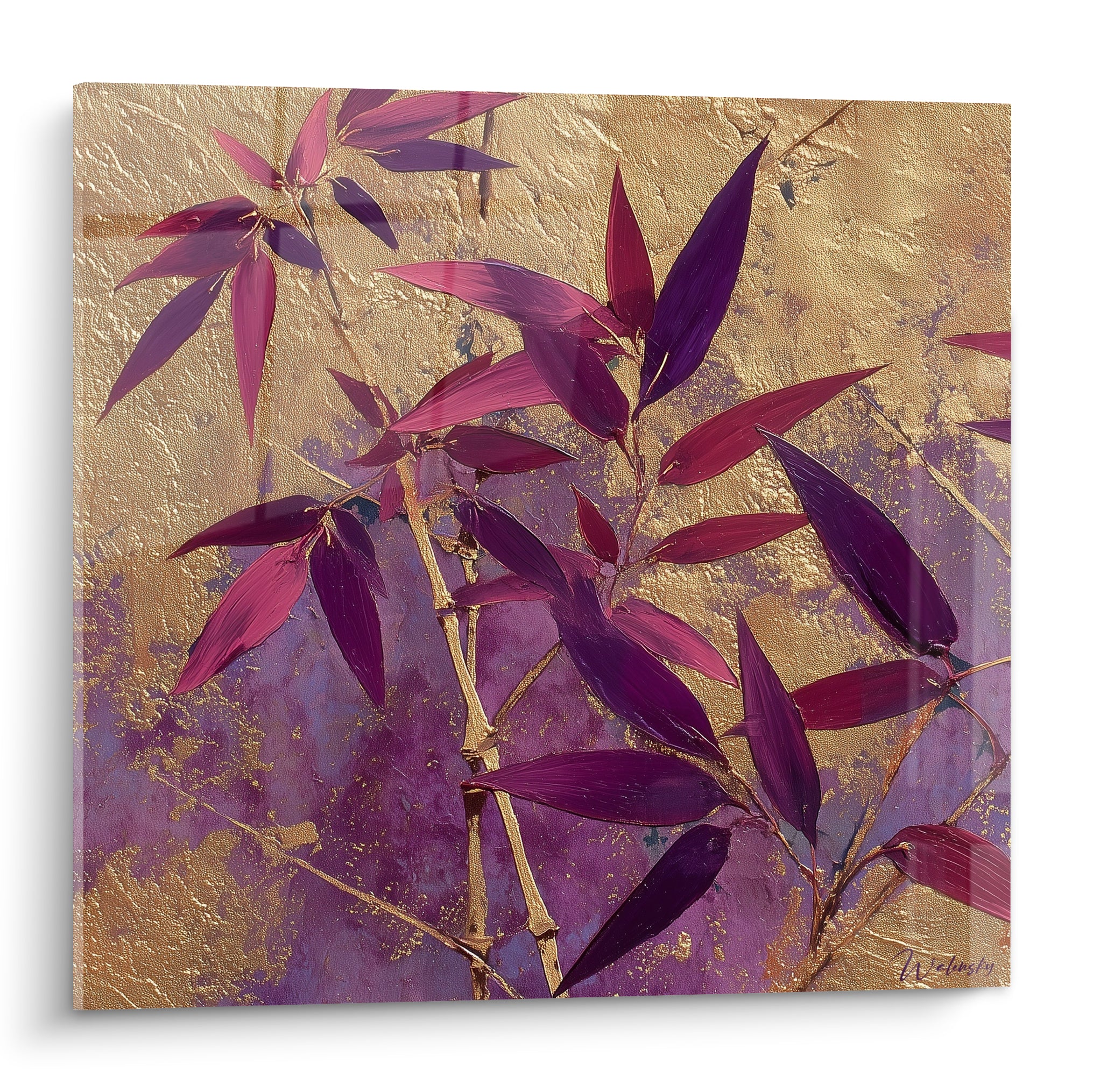 Bambou aux feuilles pourpres et magenta se déployant sur un fond doré texturé et brillant