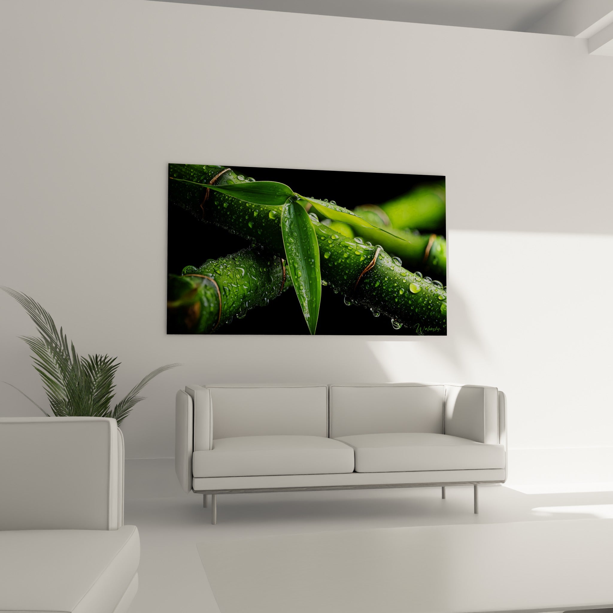 Feuilles vertes et tige de bambou humide affichées au-dessus d'un canapé dans un salon lumineux