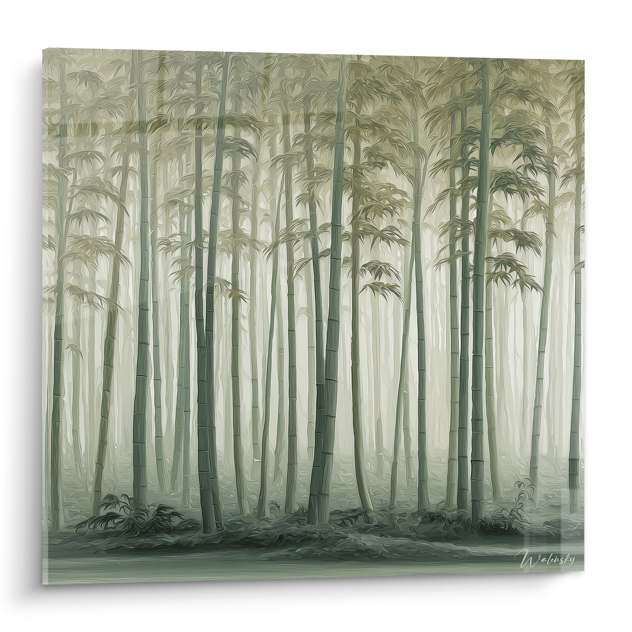 Forêt de bambous vert sauge et kaki traversée par une brume dense, tiges élancées et feuillage dense