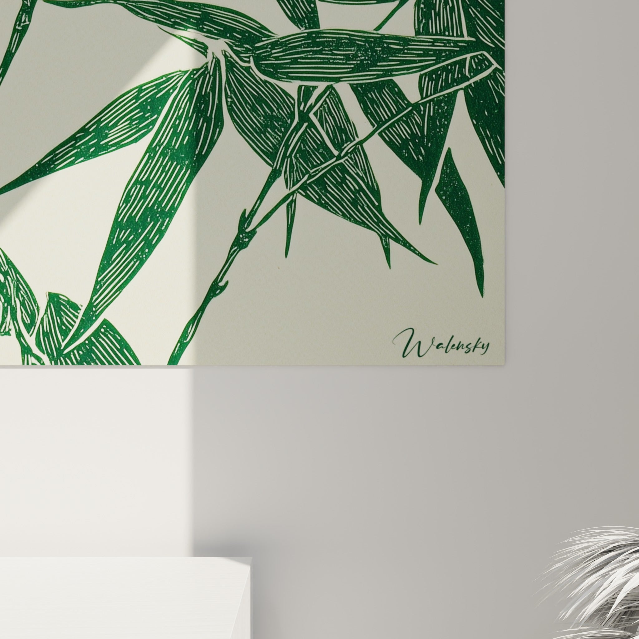 Détail des tiges de bambou vert sapin gravées, hachures fines et fond ivoire texturé