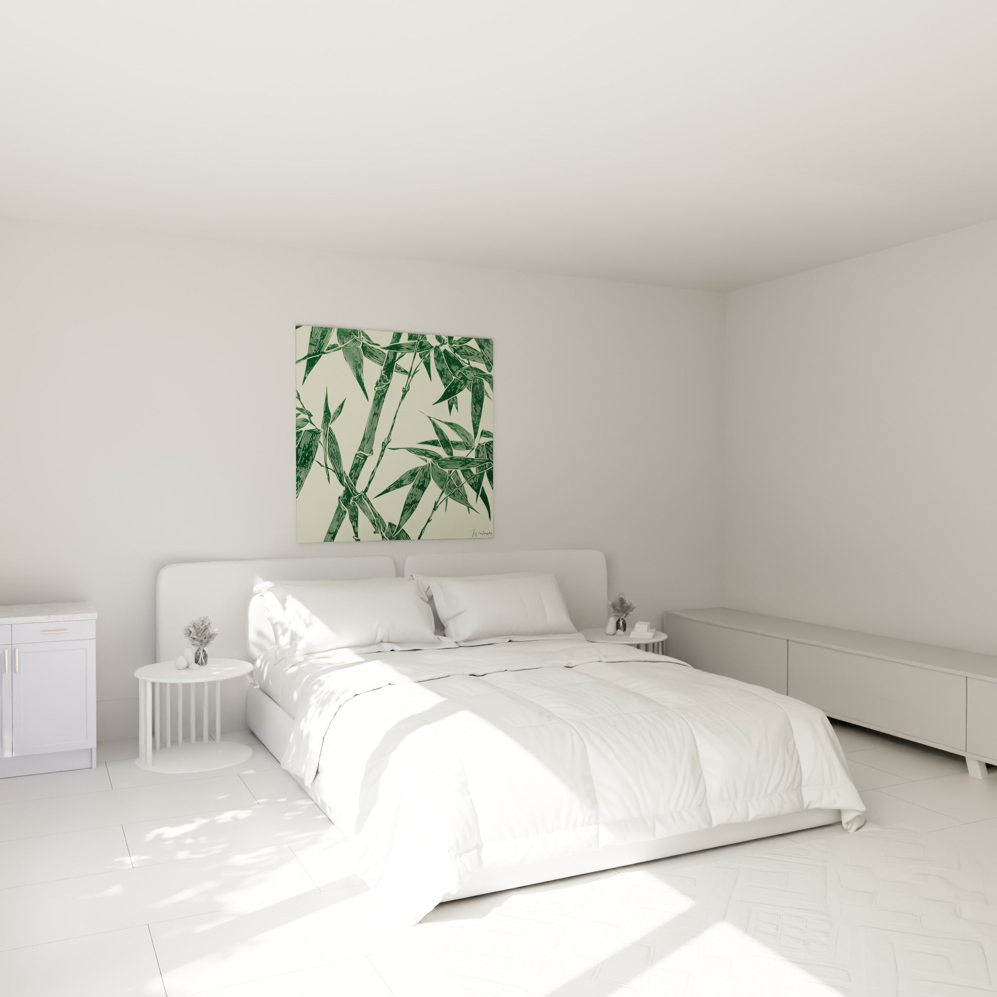 Tiges de bambou vert et fond ivoire accrochées au-dessus d'un lit dans une chambre claire